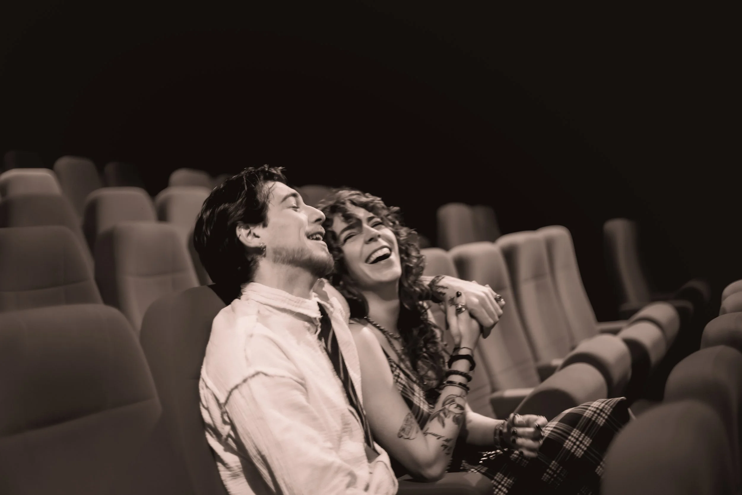 Séance photo Saint-Valentin à Cherbourg dans un cinéma : offrez-vous un moment romantique et original à deux, et repartez avec des souvenirs authentiques capturés par votre photographe professionnelle à Cherbourg.