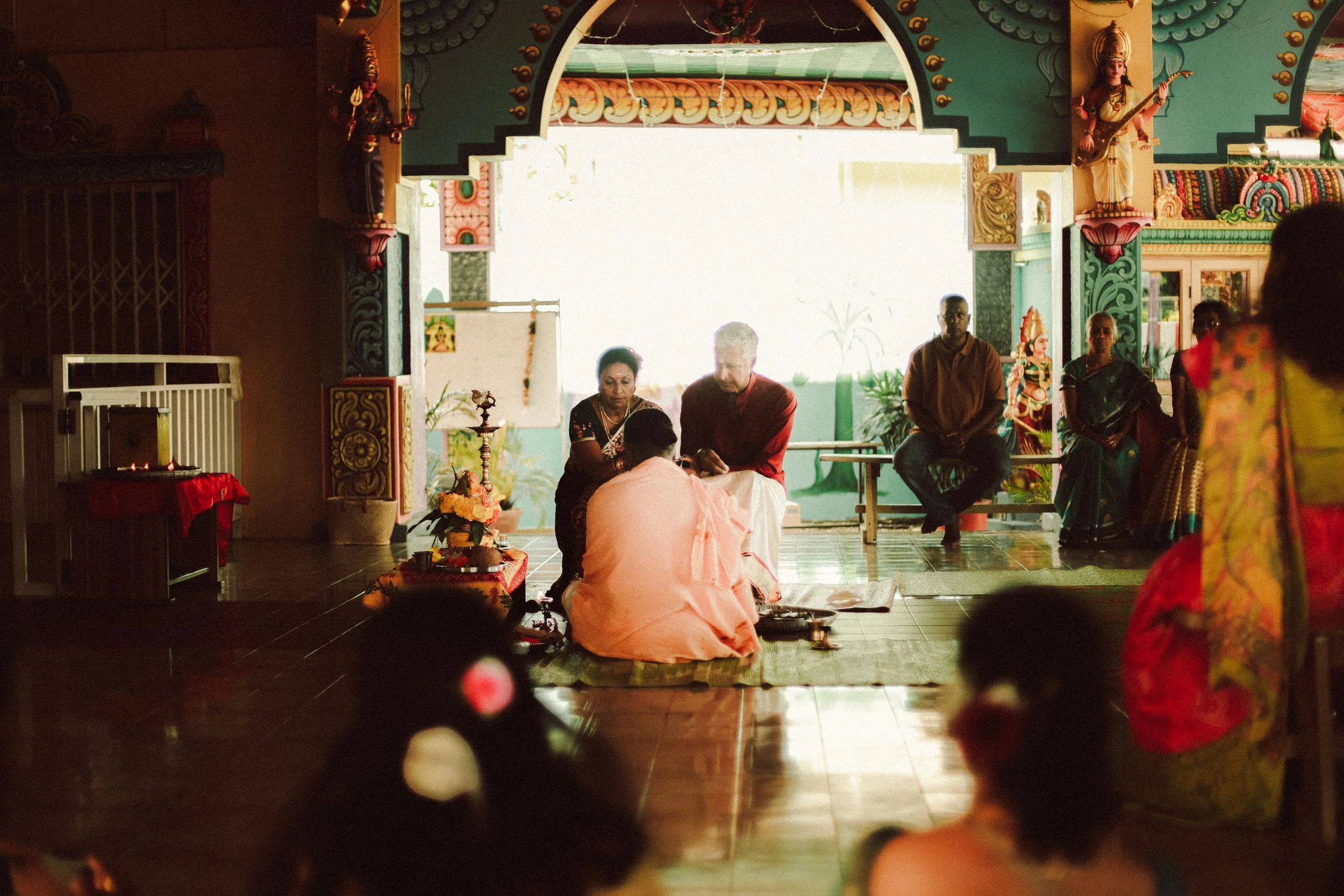 Plongez dans un mariage tamoul à l’île Maurice au temple Sri Mariamman Thirukovil Berthaud à Quatre-Bornes : une cérémonie authentique, colorée et riche en émotions, idéale pour un destination wedding unique.