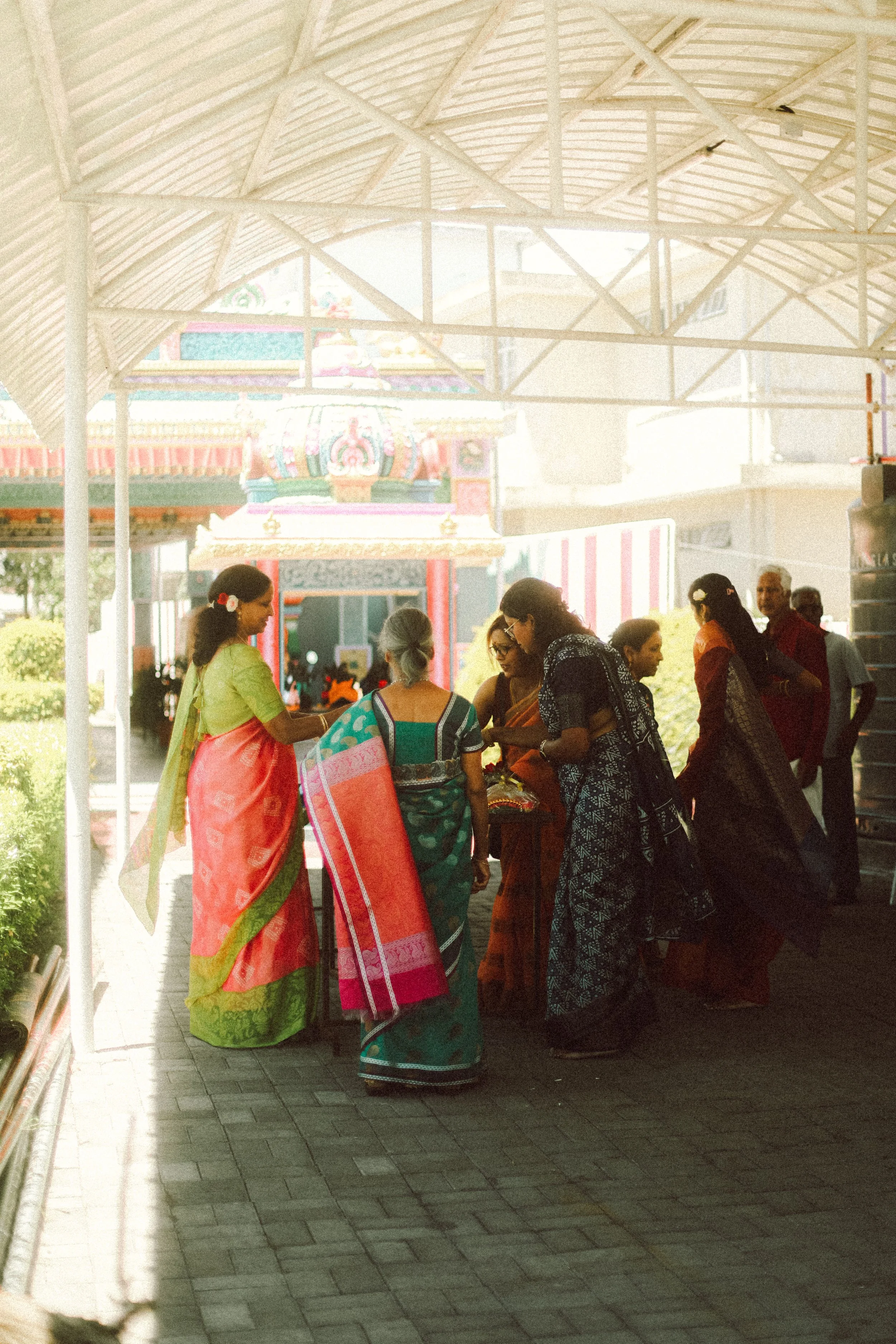 Plongez dans un mariage tamoul à l’île Maurice au temple Sri Mariamman Thirukovil Berthaud à Quatre-Bornes : une cérémonie authentique, colorée et riche en émotions, idéale pour un destination wedding unique.