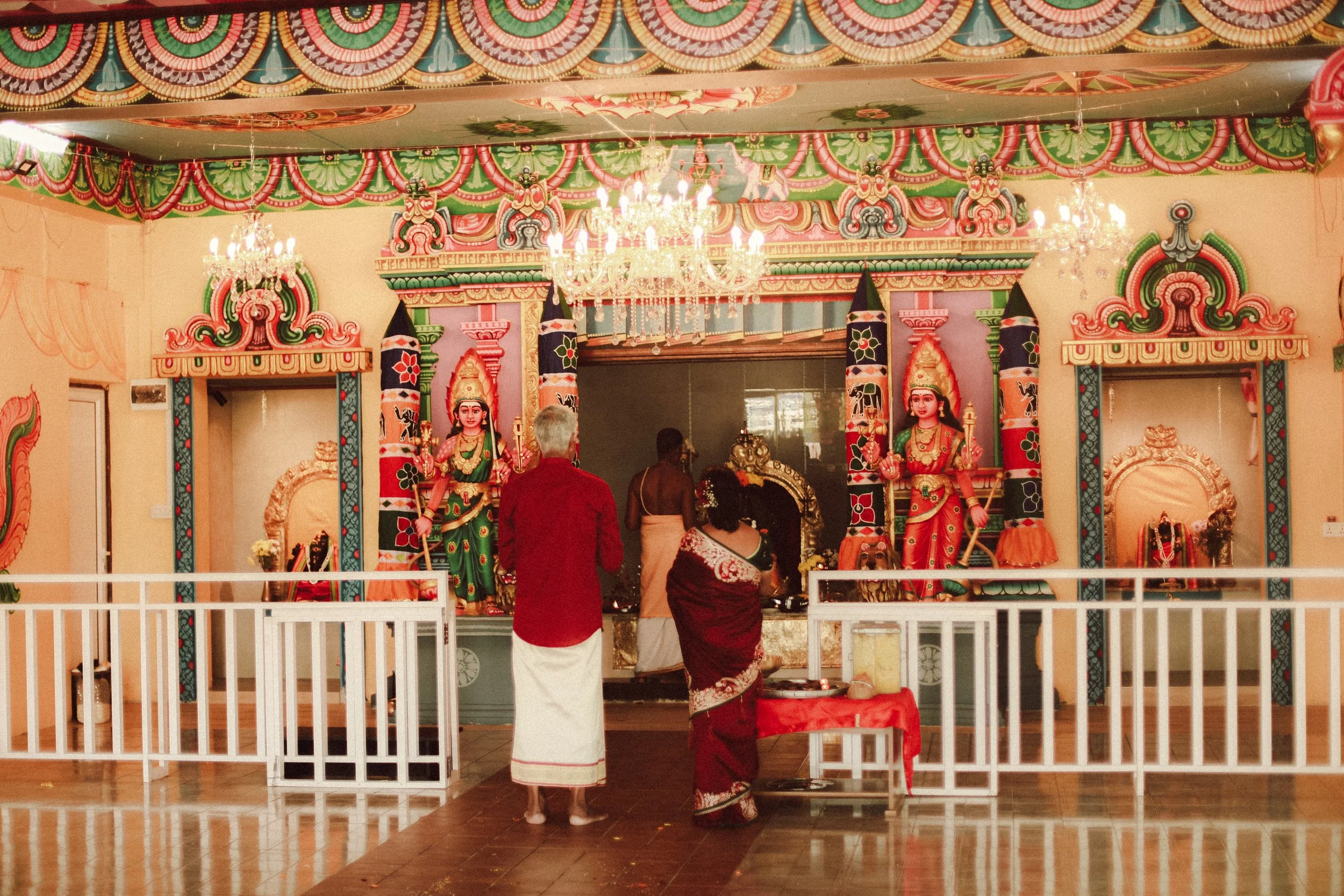 Plongez dans un mariage tamoul à l’île Maurice au temple Sri Mariamman Thirukovil Berthaud à Quatre-Bornes : une cérémonie authentique, colorée et riche en émotions, idéale pour un destination wedding unique.