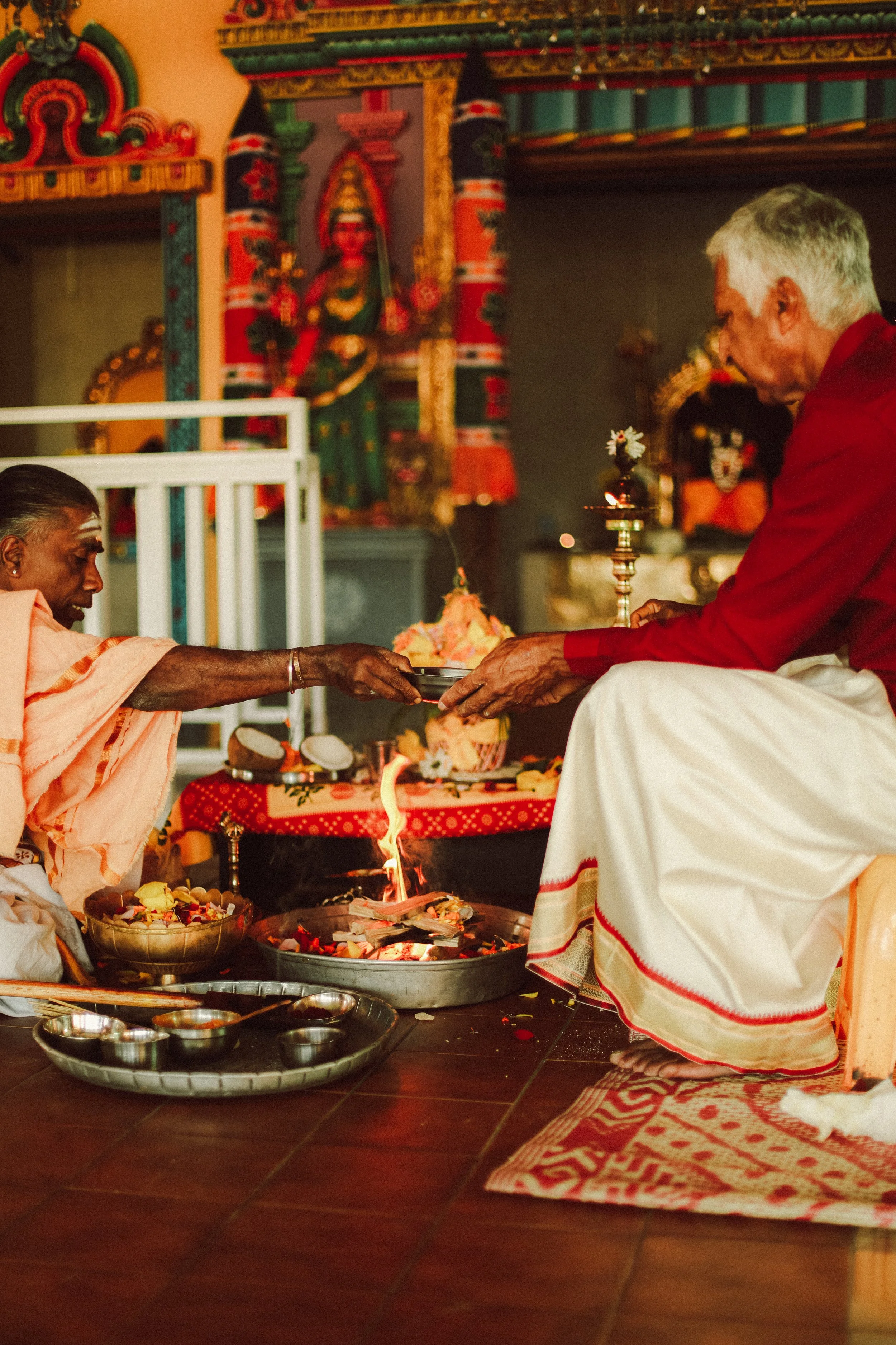 Plongez dans un mariage tamoul à l’île Maurice au temple Sri Mariamman Thirukovil Berthaud à Quatre-Bornes : une cérémonie authentique, colorée et riche en émotions, idéale pour un destination wedding unique.