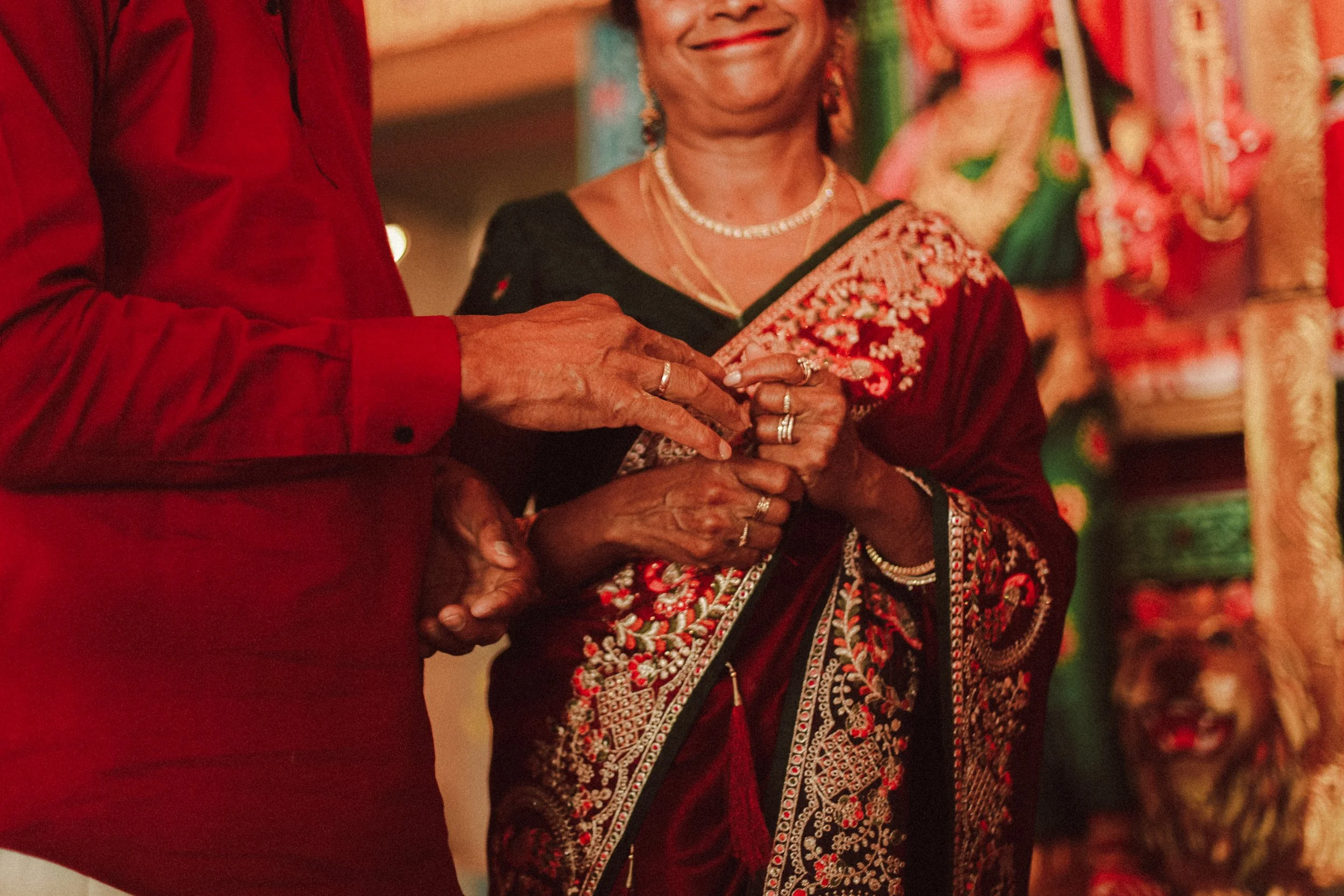 Plongez dans un mariage tamoul à l’île Maurice au temple Sri Mariamman Thirukovil Berthaud à Quatre-Bornes : une cérémonie authentique, colorée et riche en émotions, idéale pour un destination wedding unique.