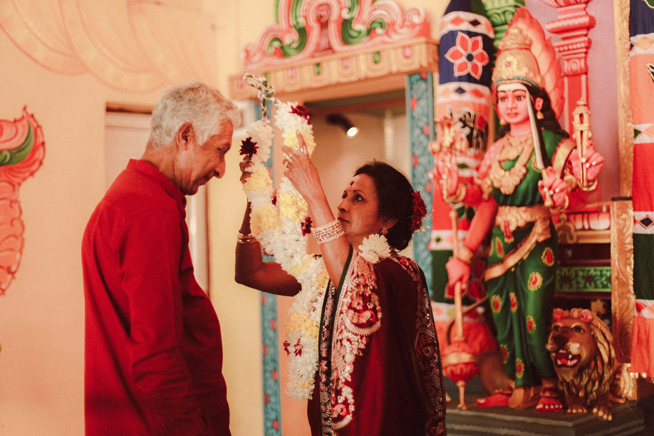 Plongez dans un mariage tamoul à l’île Maurice au temple Sri Mariamman Thirukovil Berthaud à Quatre-Bornes : une cérémonie authentique, colorée et riche en émotions, idéale pour un destination wedding unique.