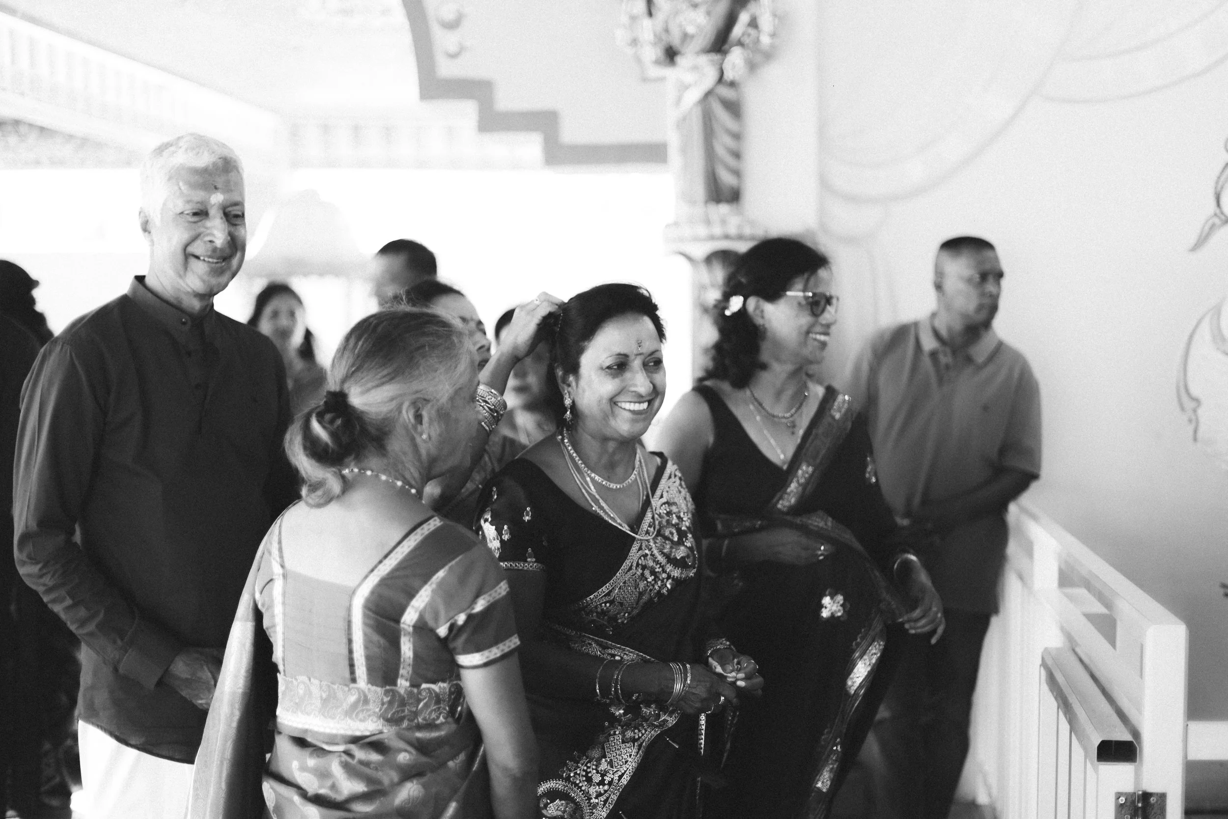 Plongez dans un mariage tamoul à l’île Maurice au temple Sri Mariamman Thirukovil Berthaud à Quatre-Bornes : une cérémonie authentique, colorée et riche en émotions, idéale pour un destination wedding unique.
