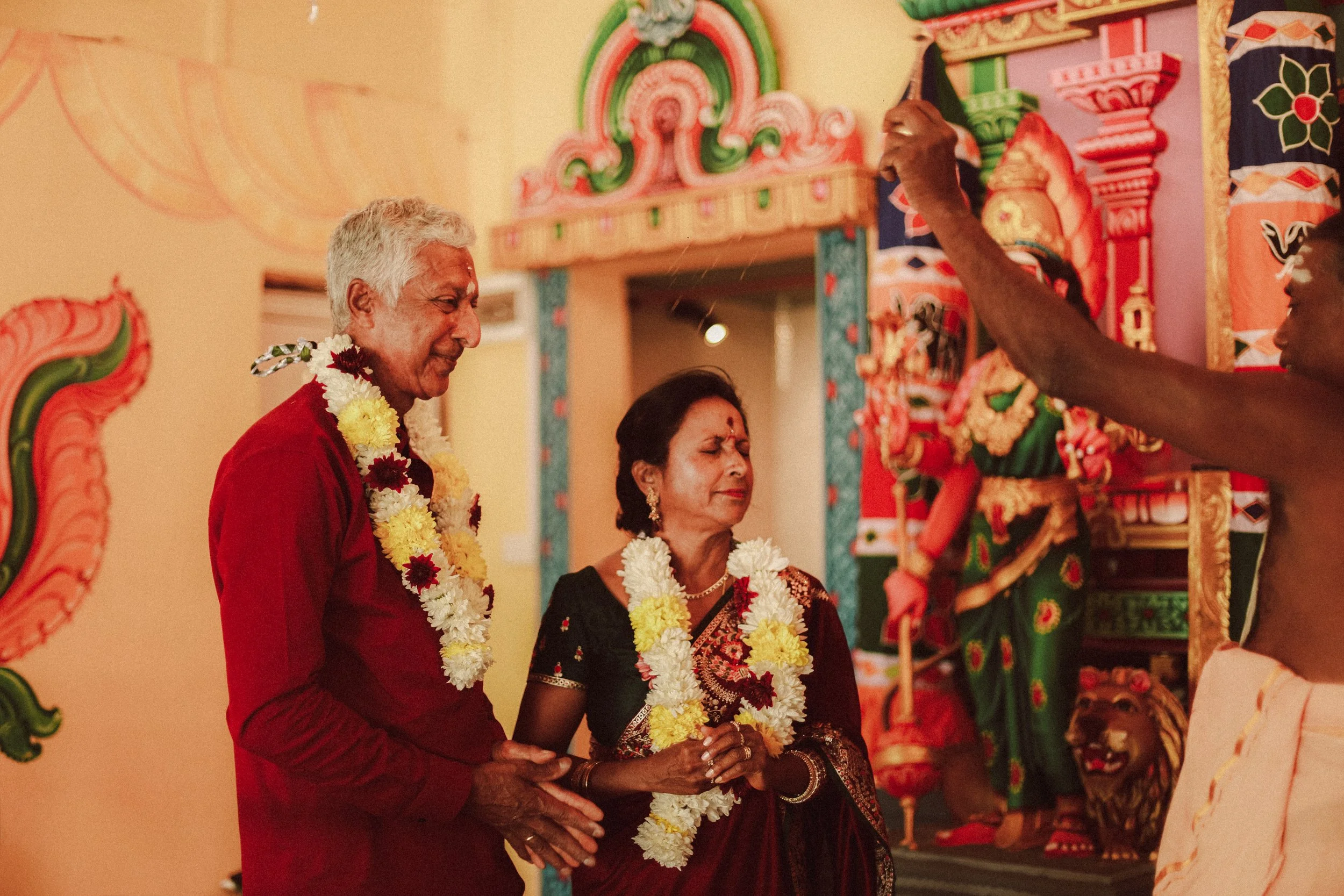 Plongez dans un mariage tamoul à l’île Maurice au temple Sri Mariamman Thirukovil Berthaud à Quatre-Bornes : une cérémonie authentique, colorée et riche en émotions, idéale pour un destination wedding unique.