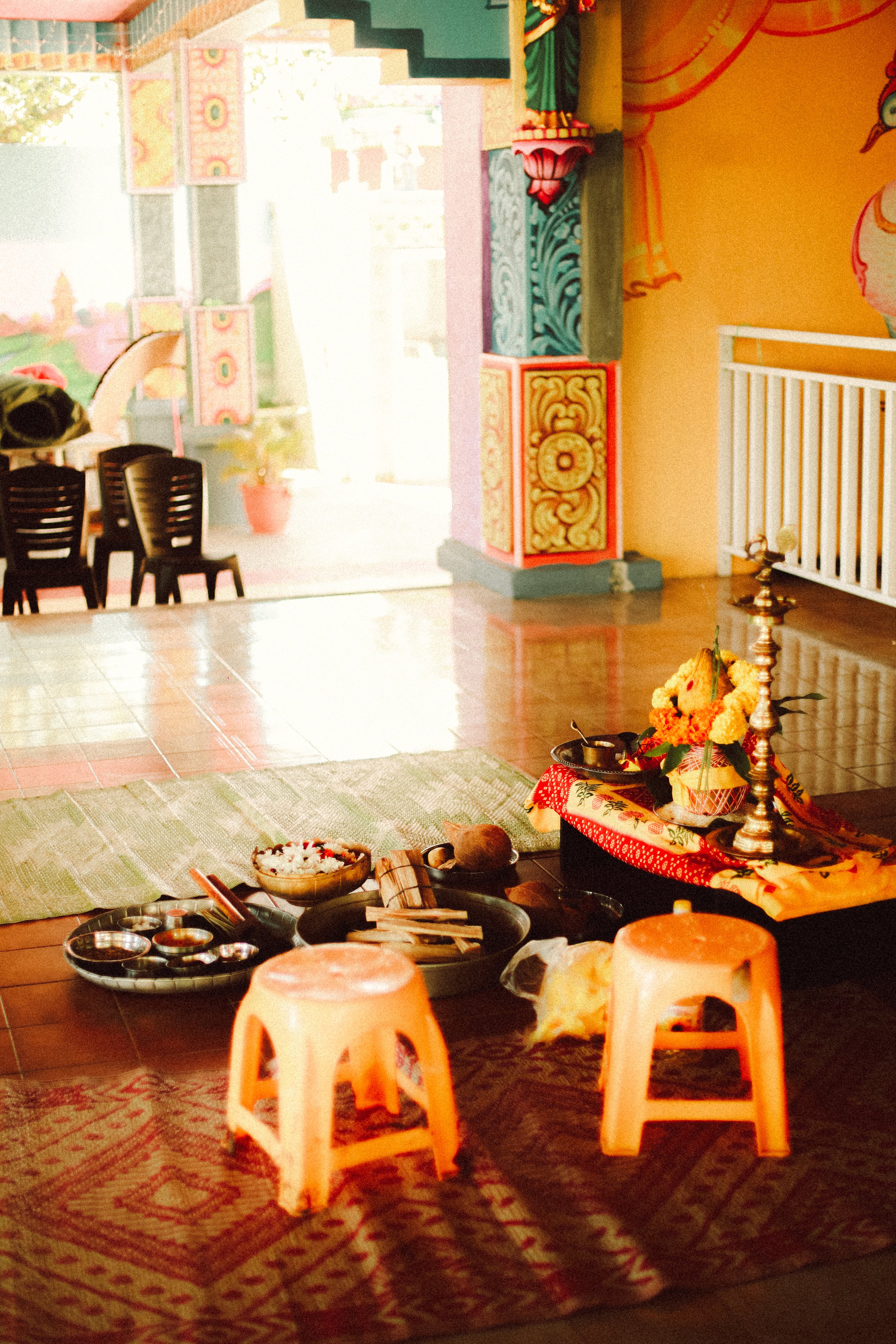 Plongez dans un mariage tamoul à l’île Maurice au temple Sri Mariamman Thirukovil Berthaud à Quatre-Bornes : une cérémonie authentique, colorée et riche en émotions, idéale pour un destination wedding unique.