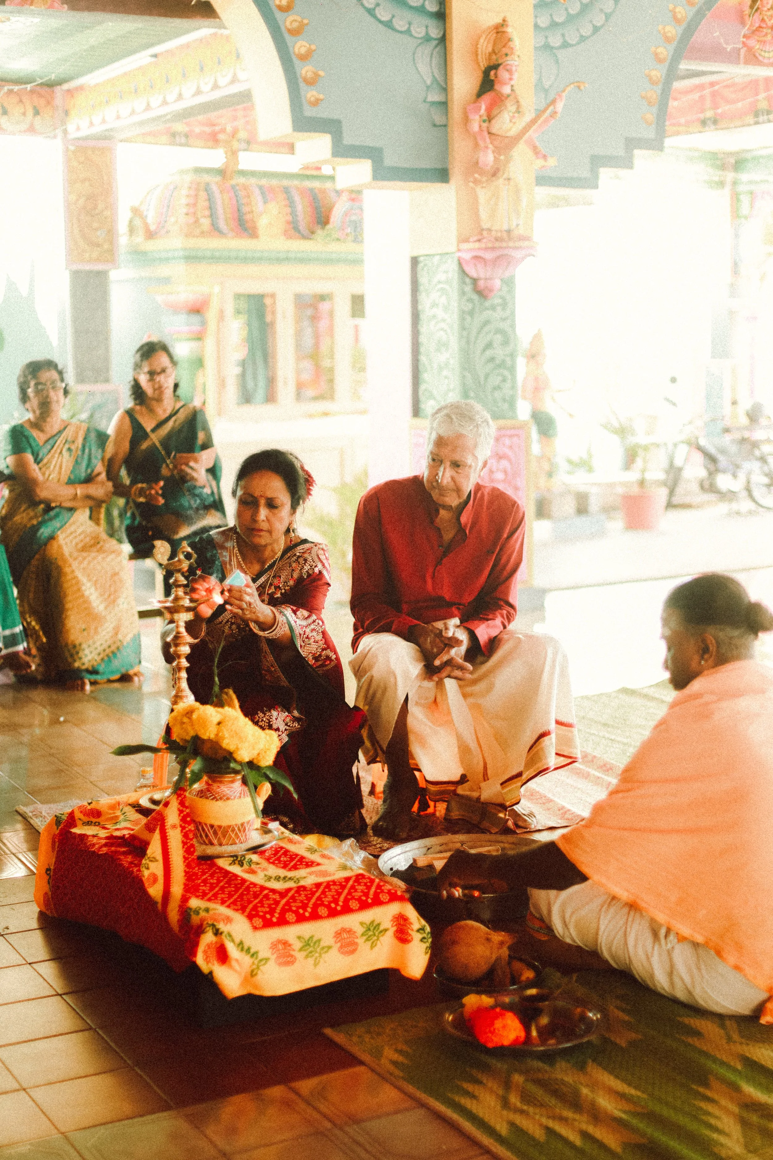 Plongez dans un mariage tamoul à l’île Maurice au temple Sri Mariamman Thirukovil Berthaud à Quatre-Bornes : une cérémonie authentique, colorée et riche en émotions, idéale pour un destination wedding unique.