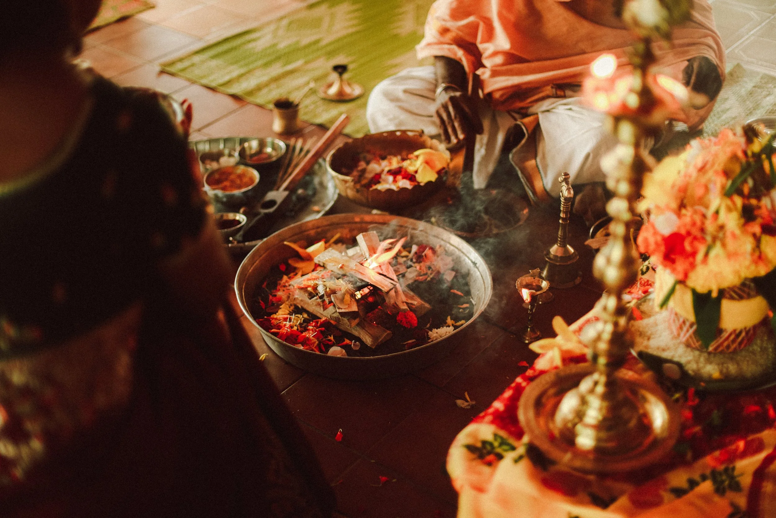 Plongez dans un mariage tamoul à l’île Maurice au temple Sri Mariamman Thirukovil Berthaud à Quatre-Bornes : une cérémonie authentique, colorée et riche en émotions, idéale pour un destination wedding unique.
