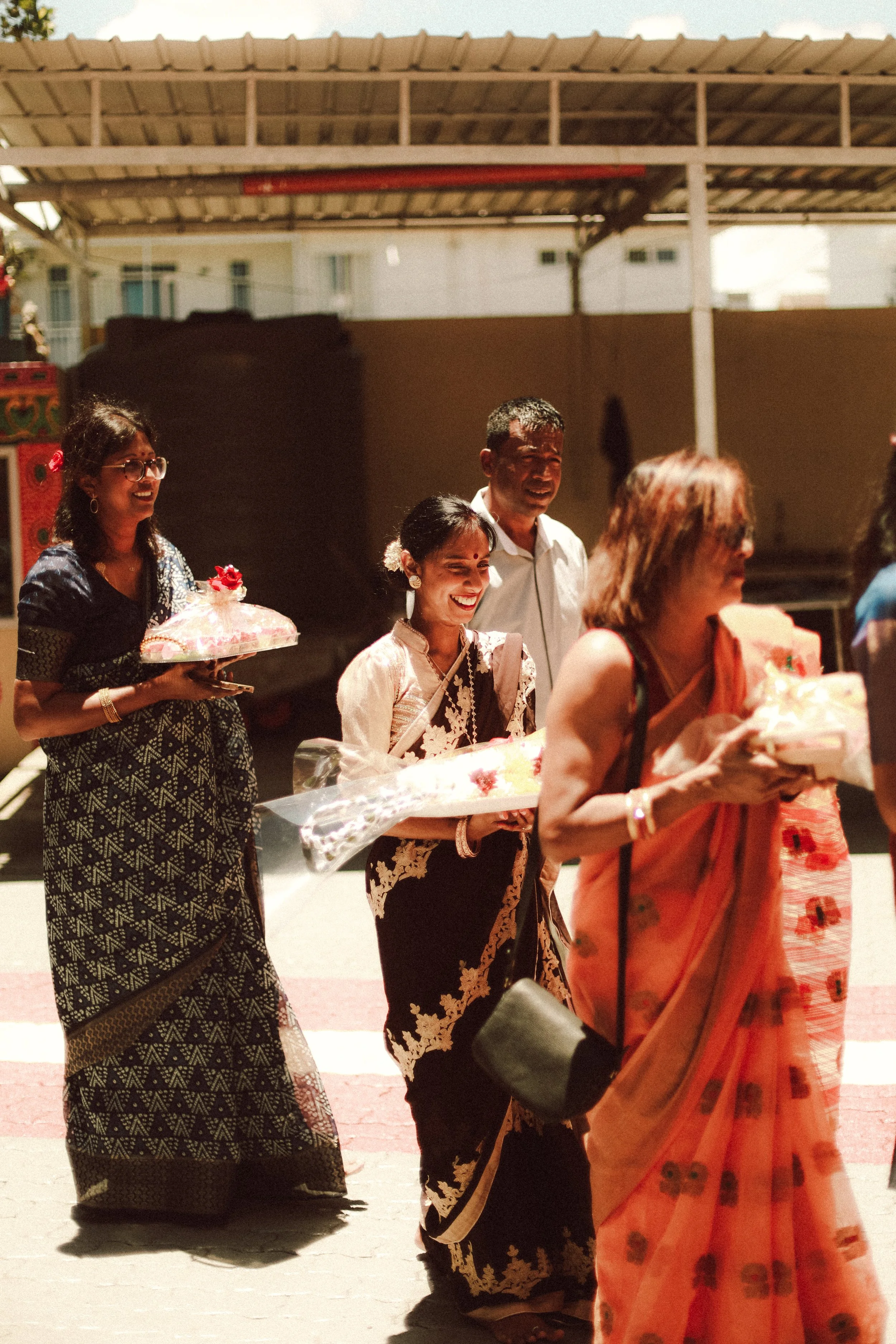 Plongez dans un mariage tamoul à l’île Maurice au temple Sri Mariamman Thirukovil Berthaud à Quatre-Bornes : une cérémonie authentique, colorée et riche en émotions, idéale pour un destination wedding unique.