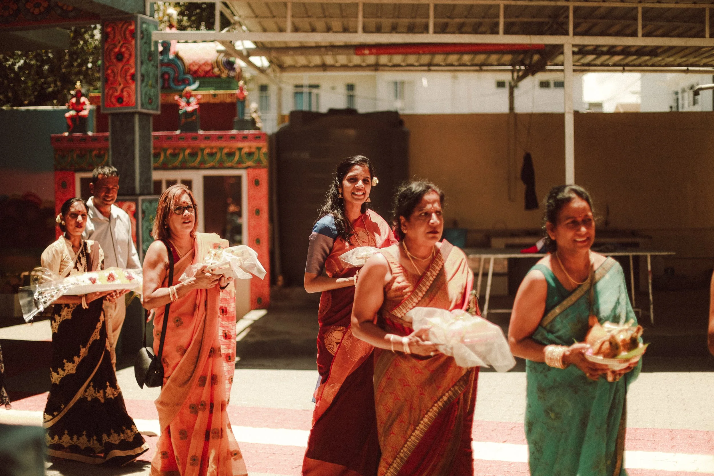 Plongez dans un mariage tamoul à l’île Maurice au temple Sri Mariamman Thirukovil Berthaud à Quatre-Bornes : une cérémonie authentique, colorée et riche en émotions, idéale pour un destination wedding unique.