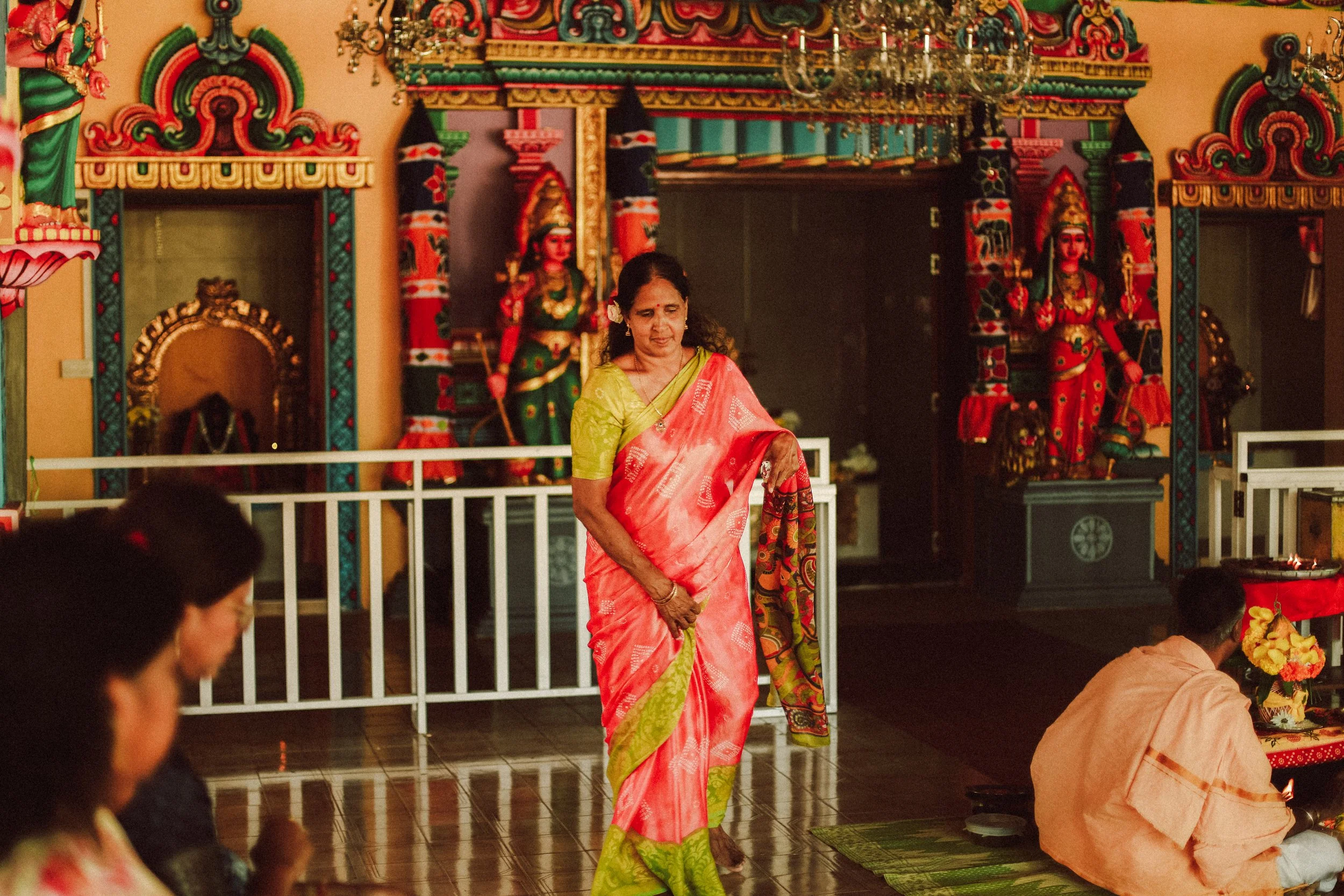 Plongez dans un mariage tamoul à l’île Maurice au temple Sri Mariamman Thirukovil Berthaud à Quatre-Bornes : une cérémonie authentique, colorée et riche en émotions, idéale pour un destination wedding unique.