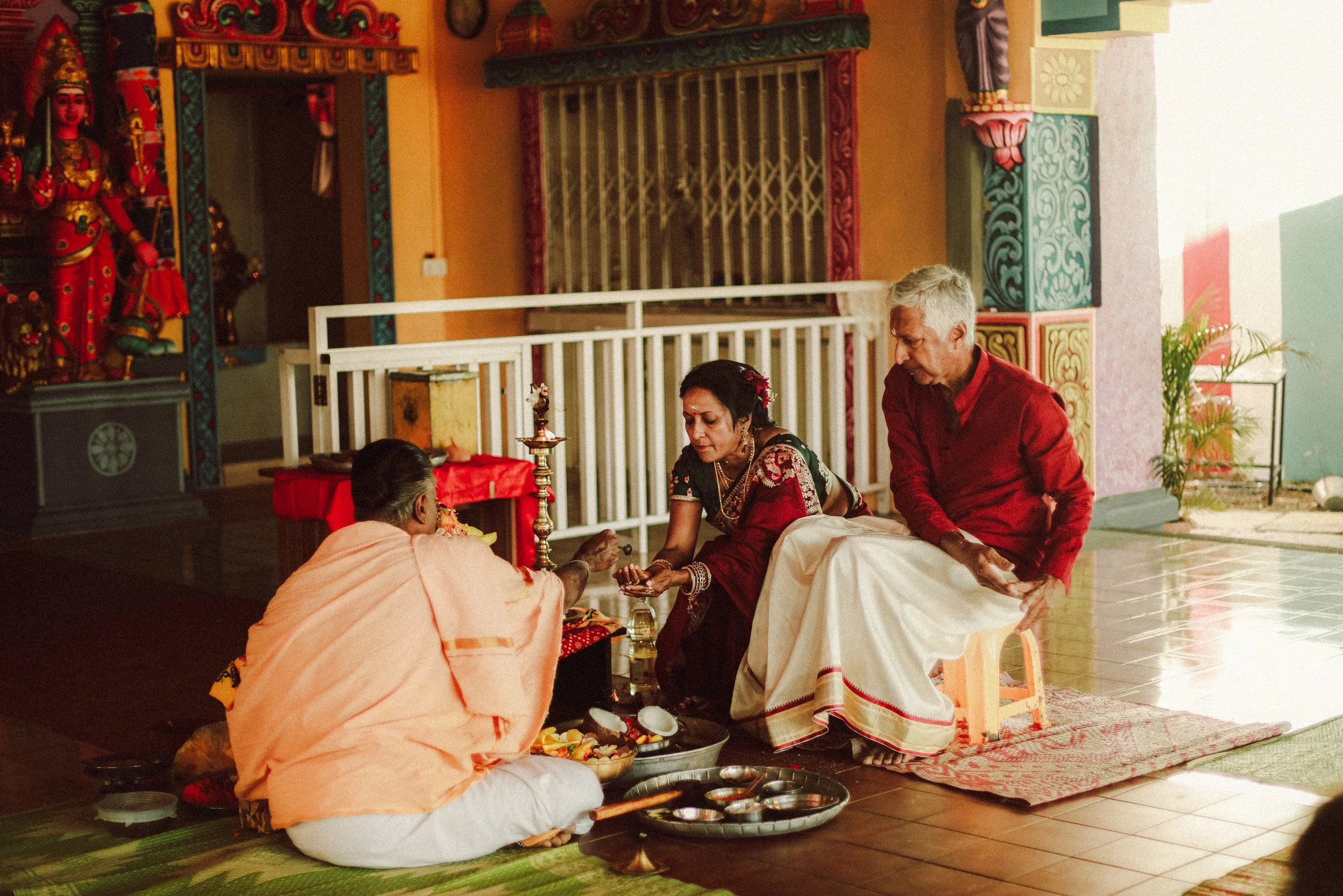 Plongez dans un mariage tamoul à l’île Maurice au temple Sri Mariamman Thirukovil Berthaud à Quatre-Bornes : une cérémonie authentique, colorée et riche en émotions, idéale pour un destination wedding unique.