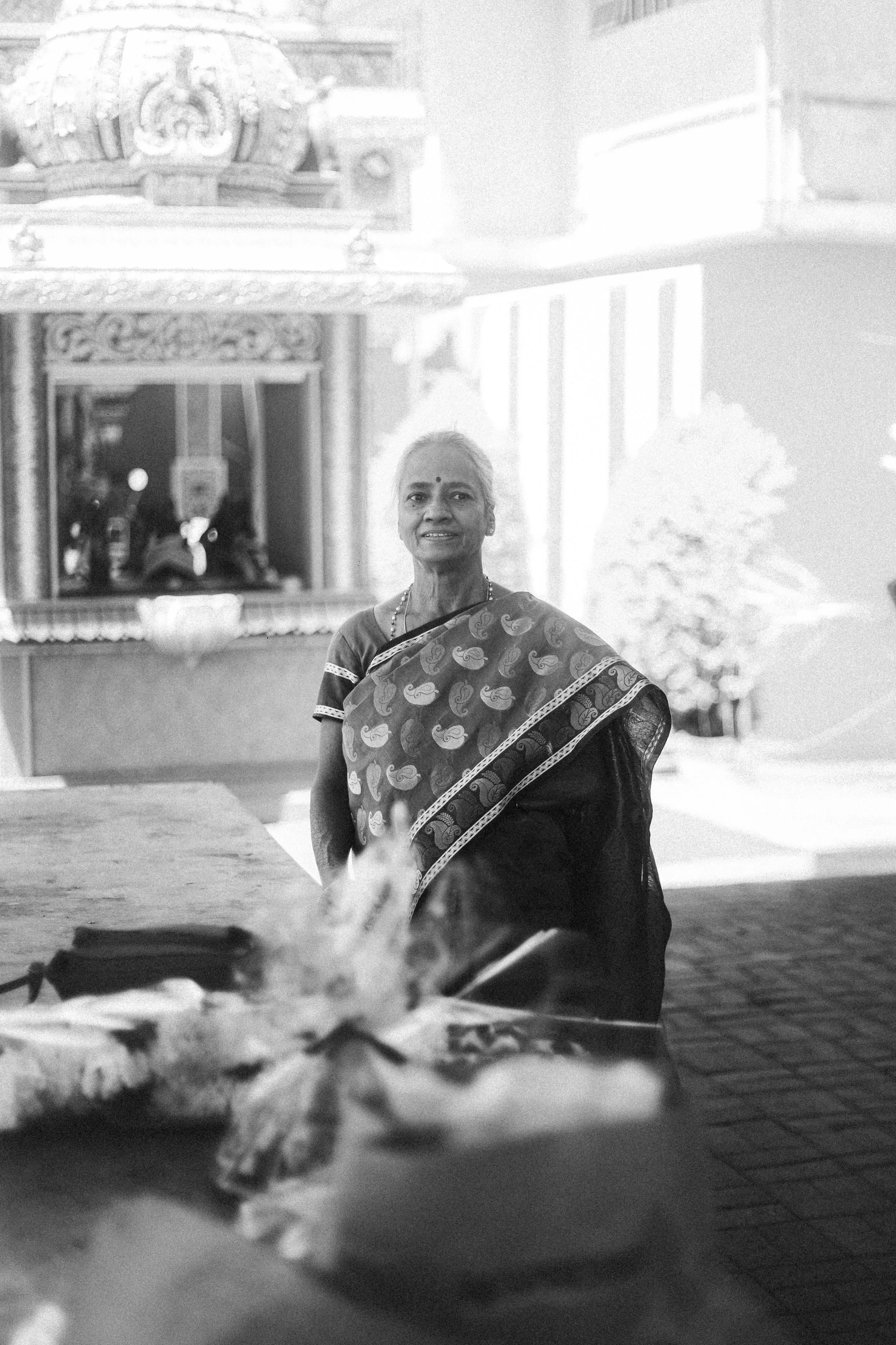 Plongez dans un mariage tamoul à l’île Maurice au temple Sri Mariamman Thirukovil Berthaud à Quatre-Bornes : une cérémonie authentique, colorée et riche en émotions, idéale pour un destination wedding unique.