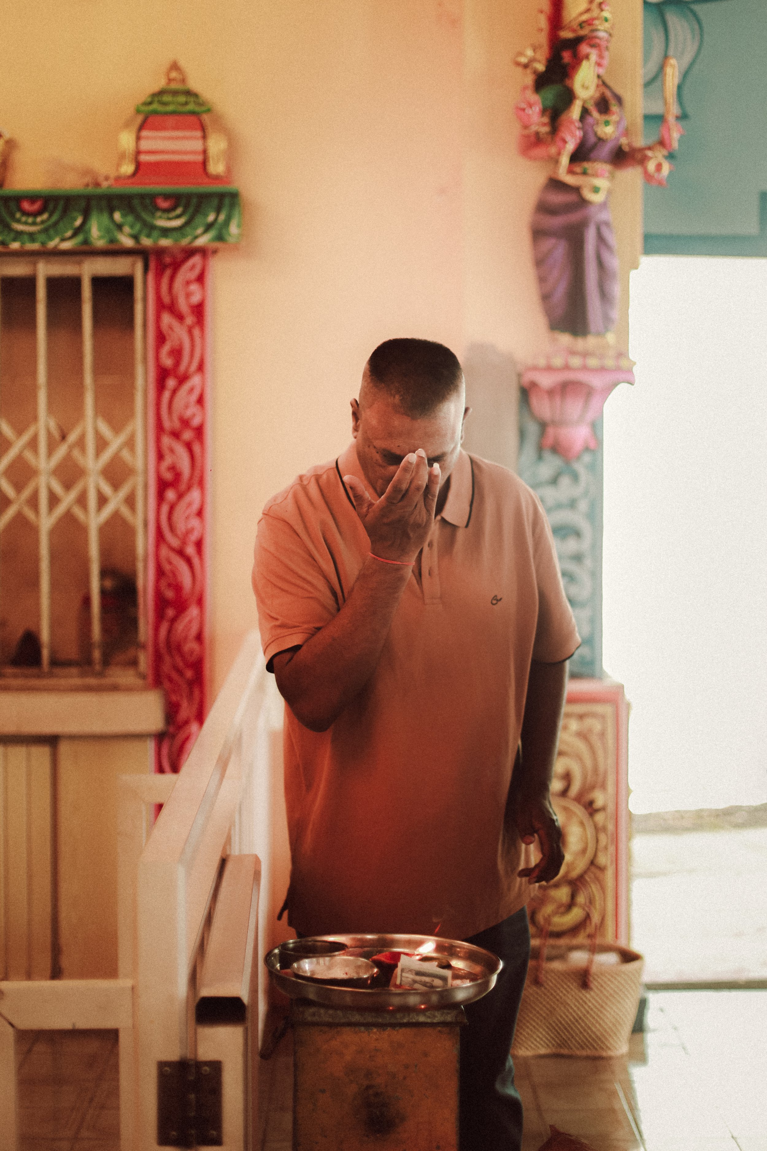 Plongez dans un mariage tamoul à l’île Maurice au temple Sri Mariamman Thirukovil Berthaud à Quatre-Bornes : une cérémonie authentique, colorée et riche en émotions, idéale pour un destination wedding unique.
