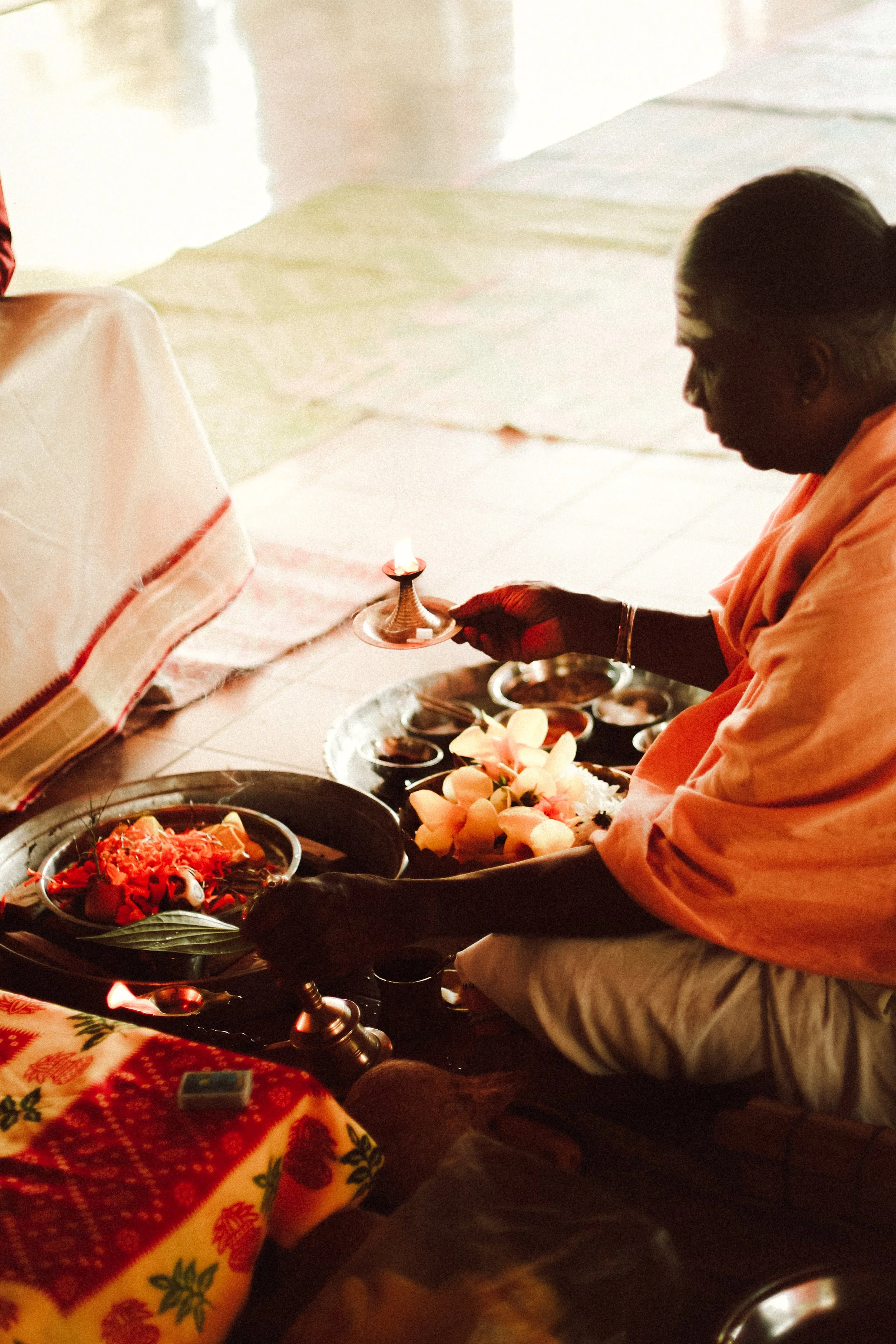 Plongez dans un mariage tamoul à l’île Maurice au temple Sri Mariamman Thirukovil Berthaud à Quatre-Bornes : une cérémonie authentique, colorée et riche en émotions, idéale pour un destination wedding unique.
