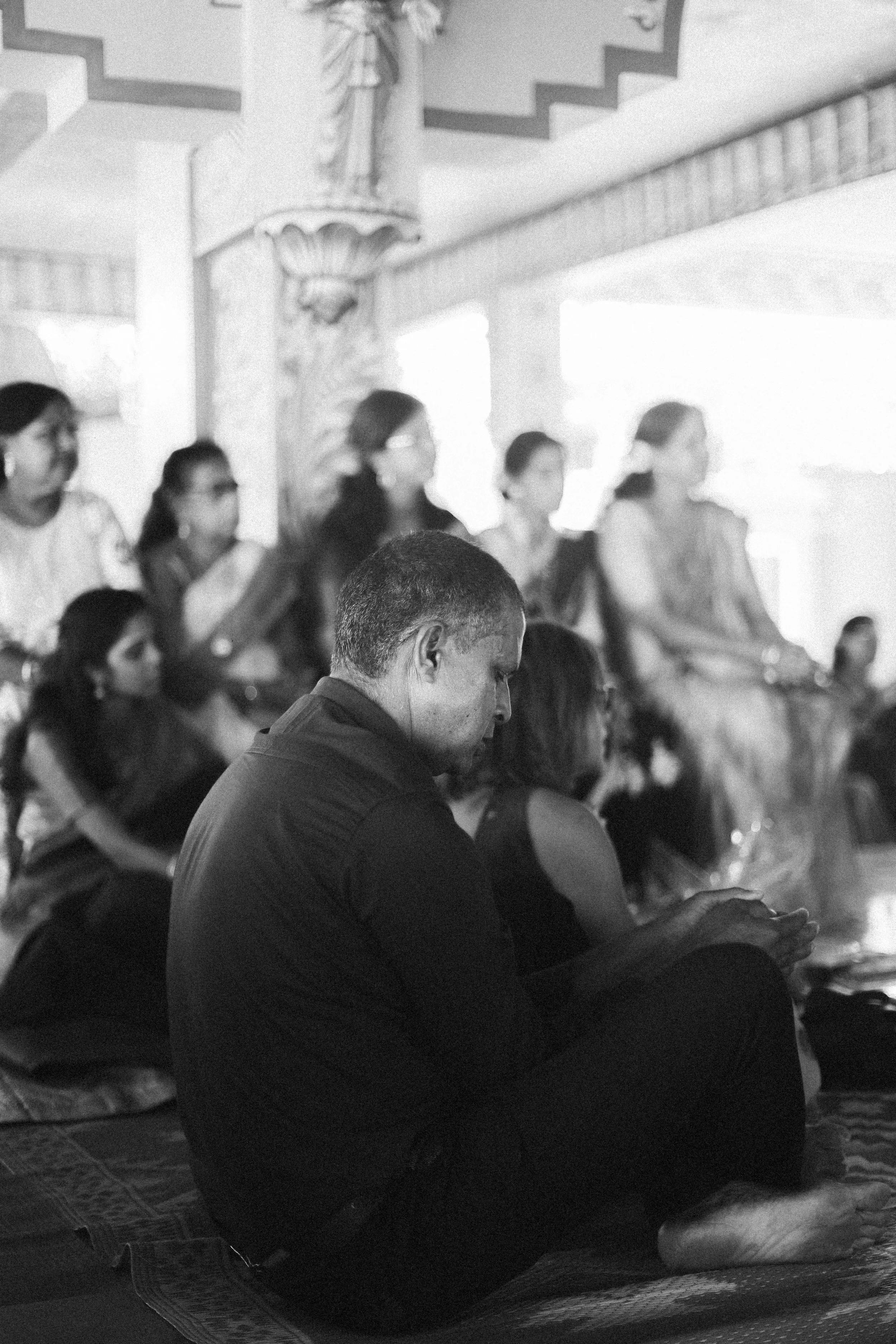 Plongez dans un mariage tamoul à l’île Maurice au temple Sri Mariamman Thirukovil Berthaud à Quatre-Bornes : une cérémonie authentique, colorée et riche en émotions, idéale pour un destination wedding unique.