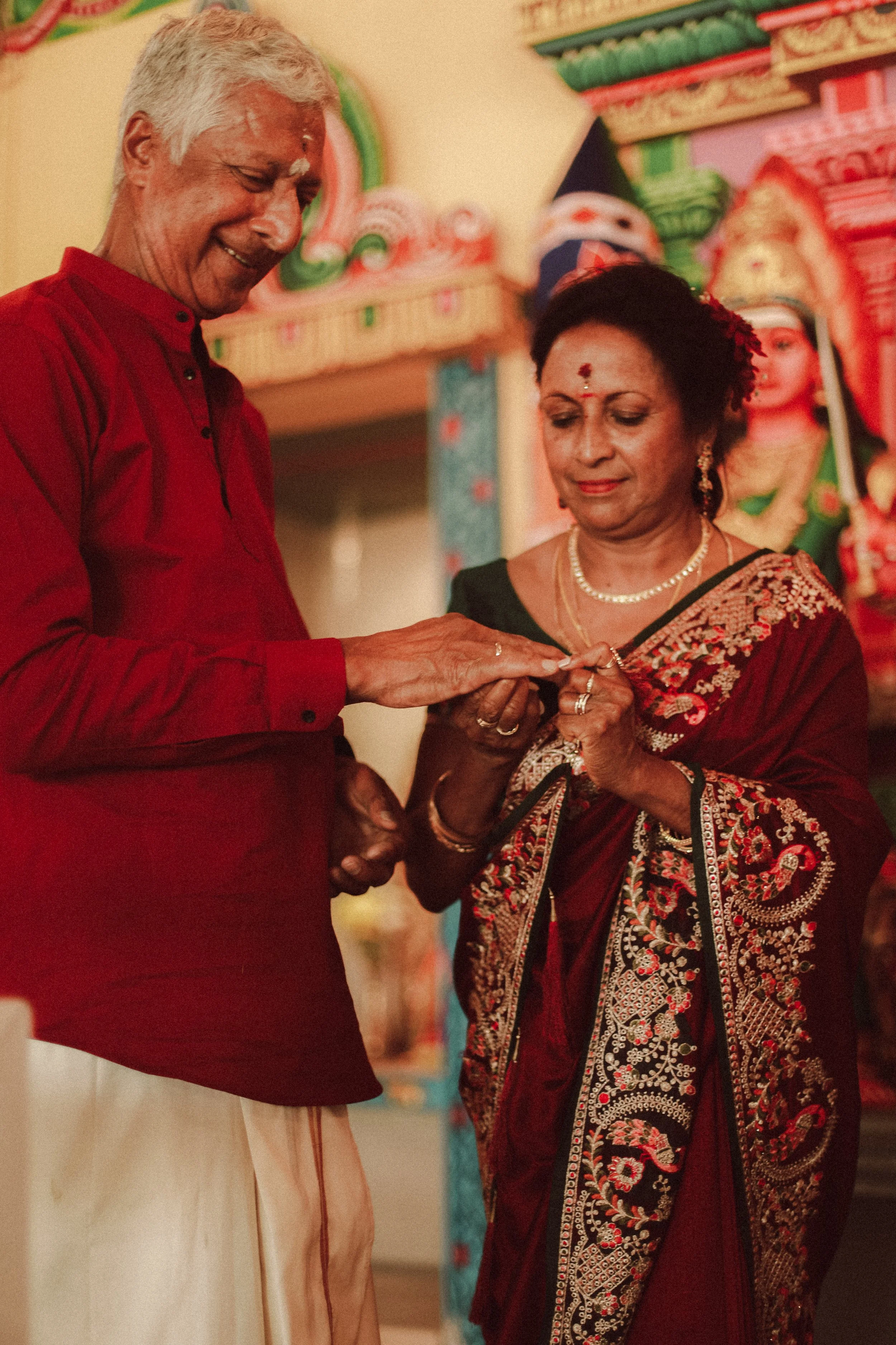 Plongez dans un mariage tamoul à l’île Maurice au temple Sri Mariamman Thirukovil Berthaud à Quatre-Bornes : une cérémonie authentique, colorée et riche en émotions, idéale pour un destination wedding unique.