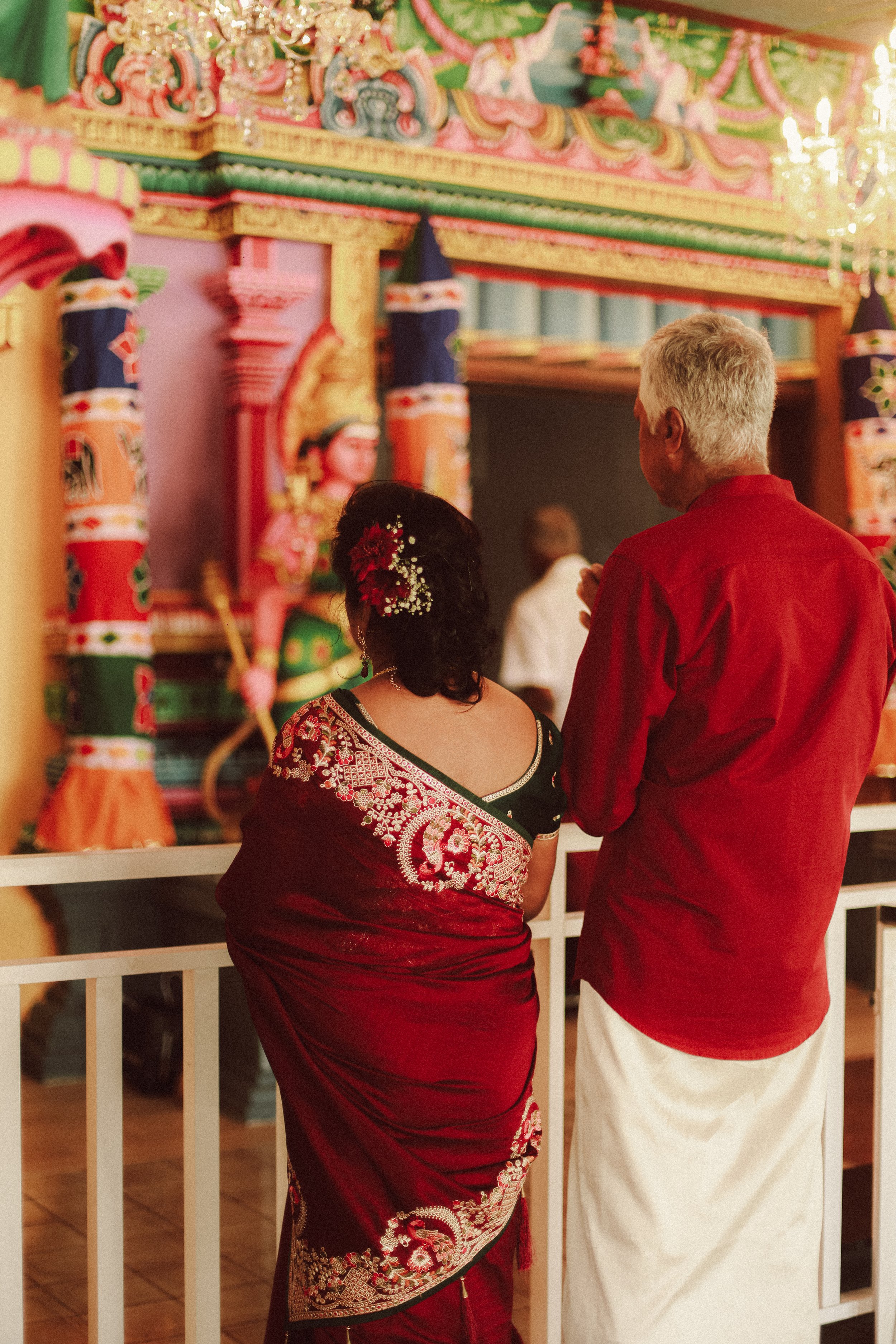 Plongez dans un mariage tamoul à l’île Maurice au temple Sri Mariamman Thirukovil Berthaud à Quatre-Bornes : une cérémonie authentique, colorée et riche en émotions, idéale pour un destination wedding unique.