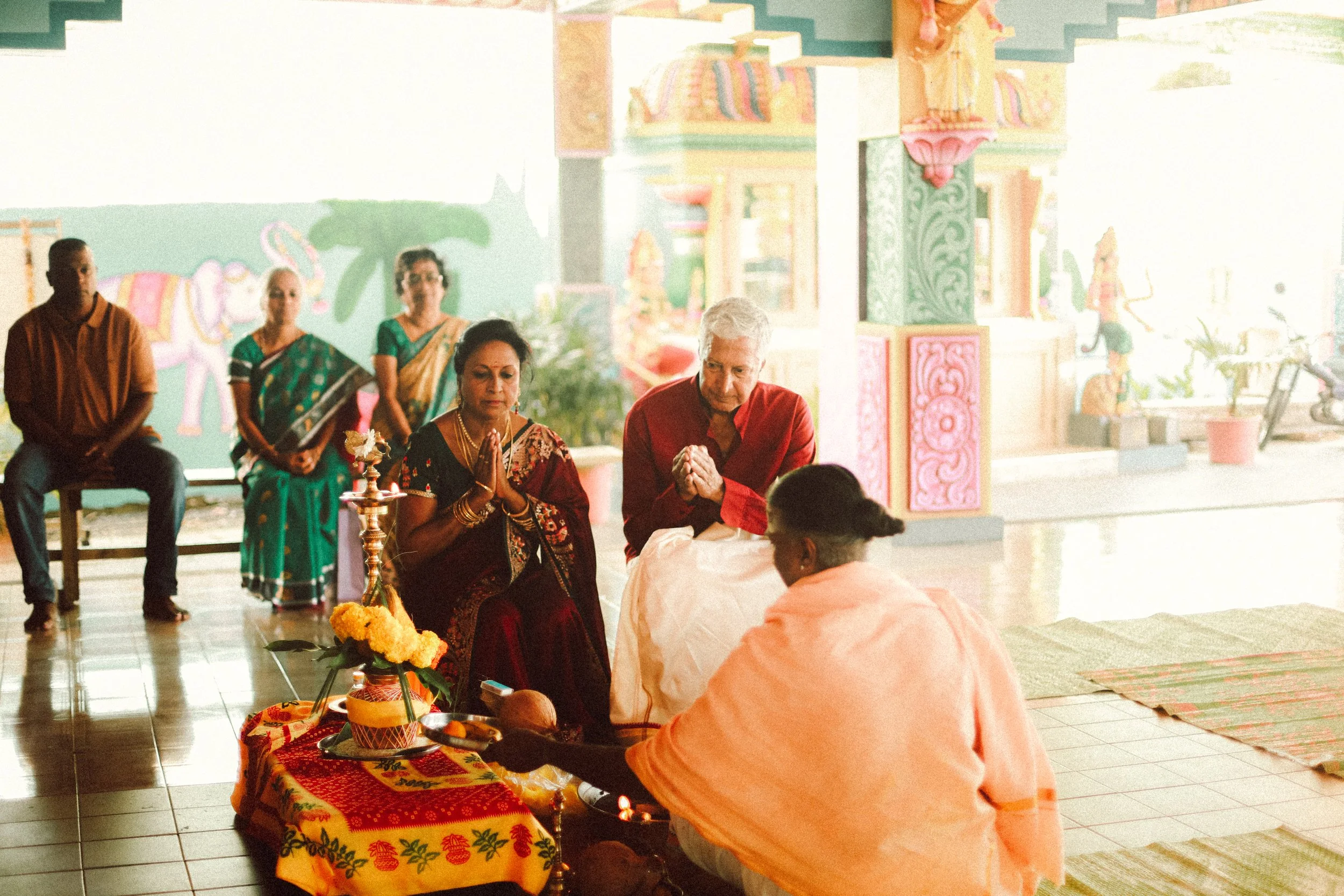 Plongez dans un mariage tamoul à l’île Maurice au temple Sri Mariamman Thirukovil Berthaud à Quatre-Bornes : une cérémonie authentique, colorée et riche en émotions, idéale pour un destination wedding unique.