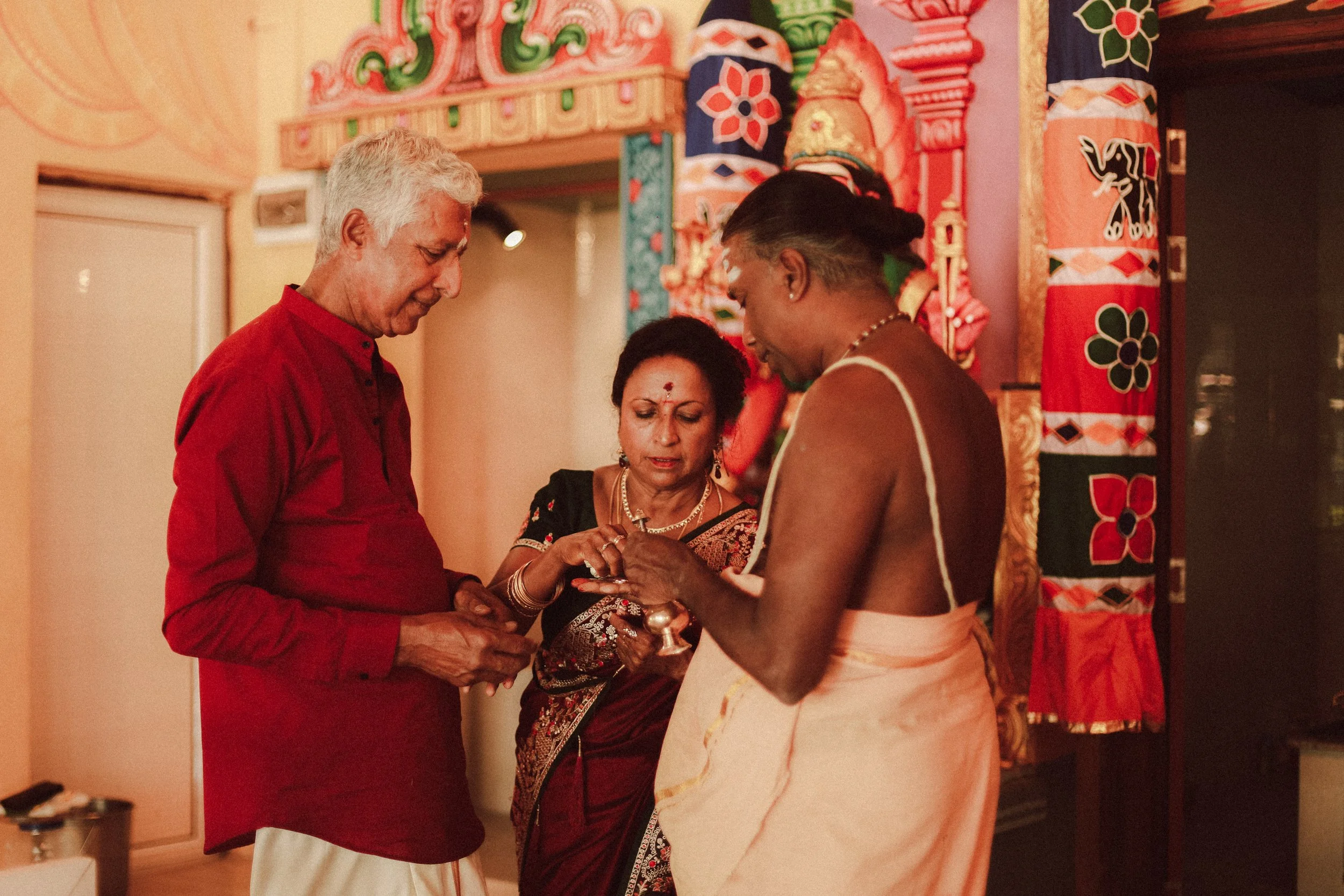 Plongez dans un mariage tamoul à l’île Maurice au temple Sri Mariamman Thirukovil Berthaud à Quatre-Bornes : une cérémonie authentique, colorée et riche en émotions, idéale pour un destination wedding unique.