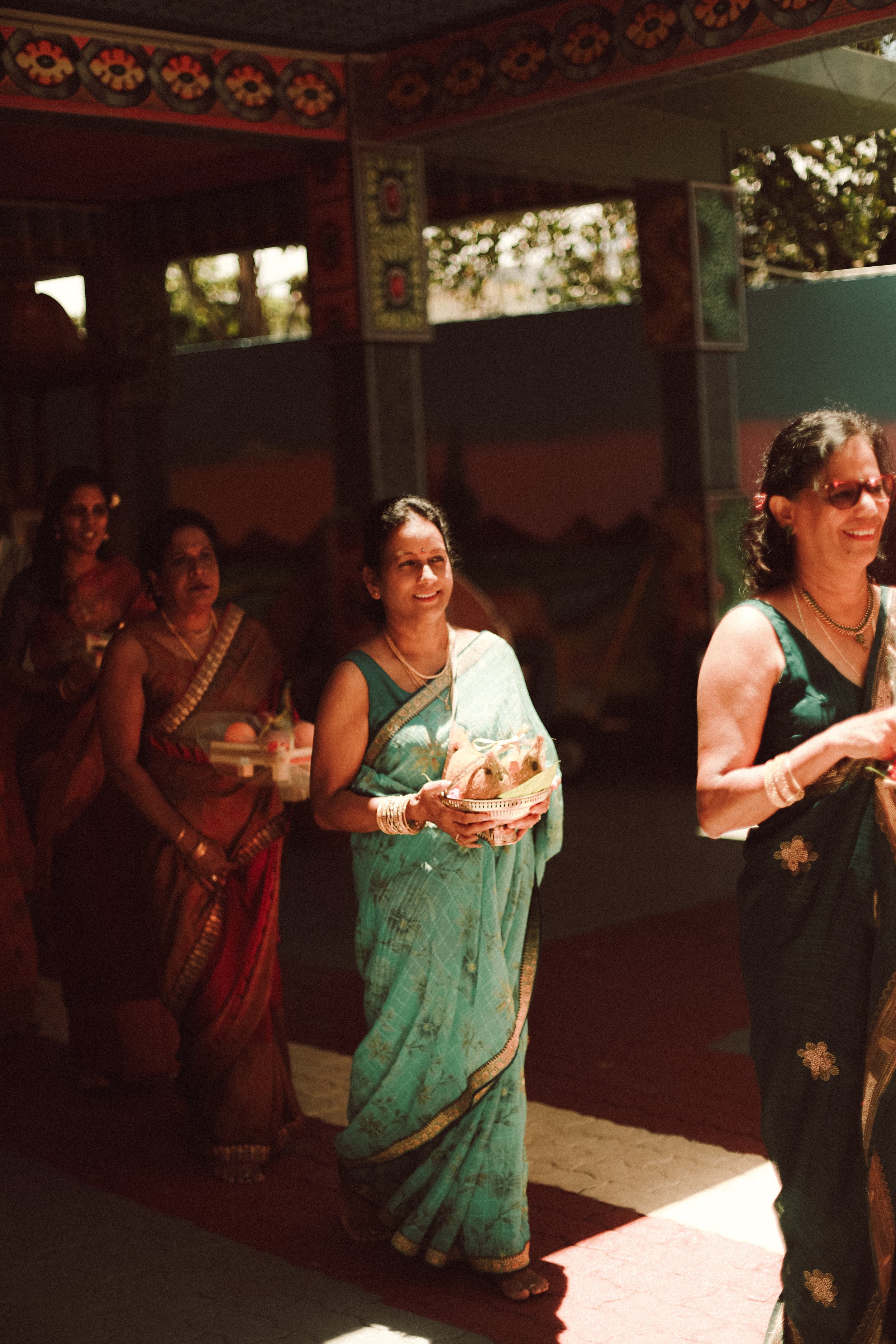 Plongez dans un mariage tamoul à l’île Maurice au temple Sri Mariamman Thirukovil Berthaud à Quatre-Bornes : une cérémonie authentique, colorée et riche en émotions, idéale pour un destination wedding unique.