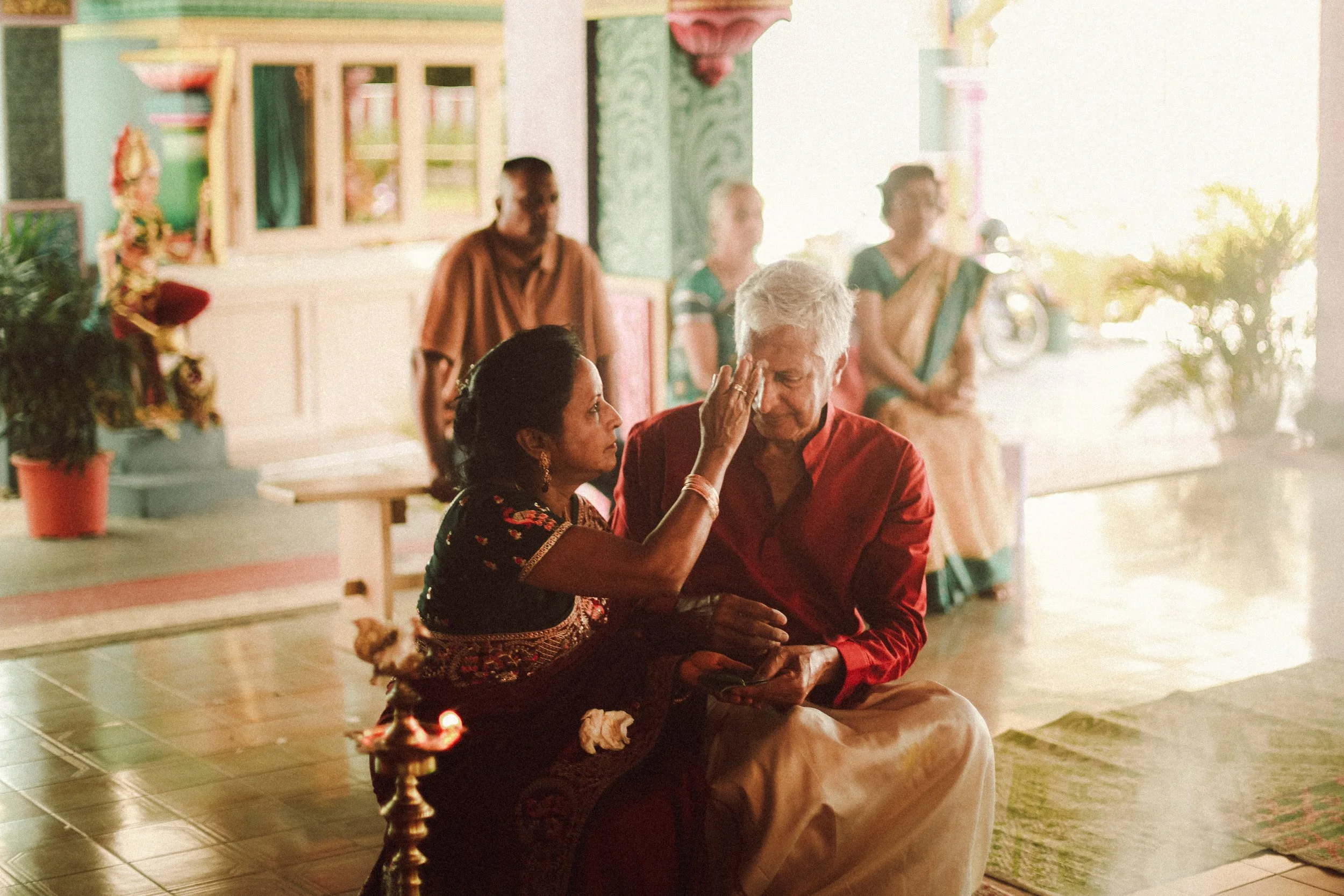 Plongez dans un mariage tamoul à l’île Maurice au temple Sri Mariamman Thirukovil Berthaud à Quatre-Bornes : une cérémonie authentique, colorée et riche en émotions, idéale pour un destination wedding unique.