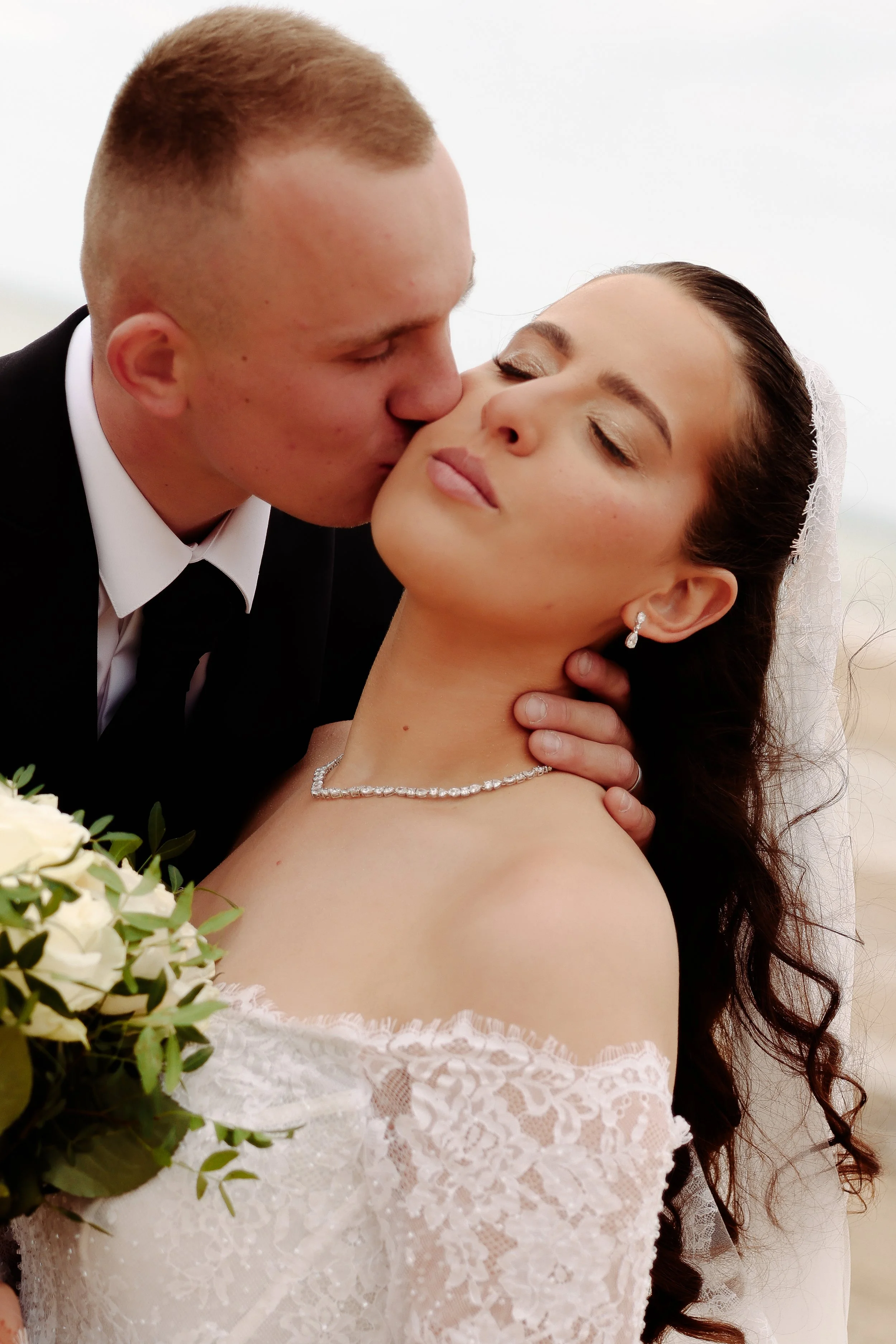 Un couple en robe de mariage, moment intime et romantique lors de leur mariage.