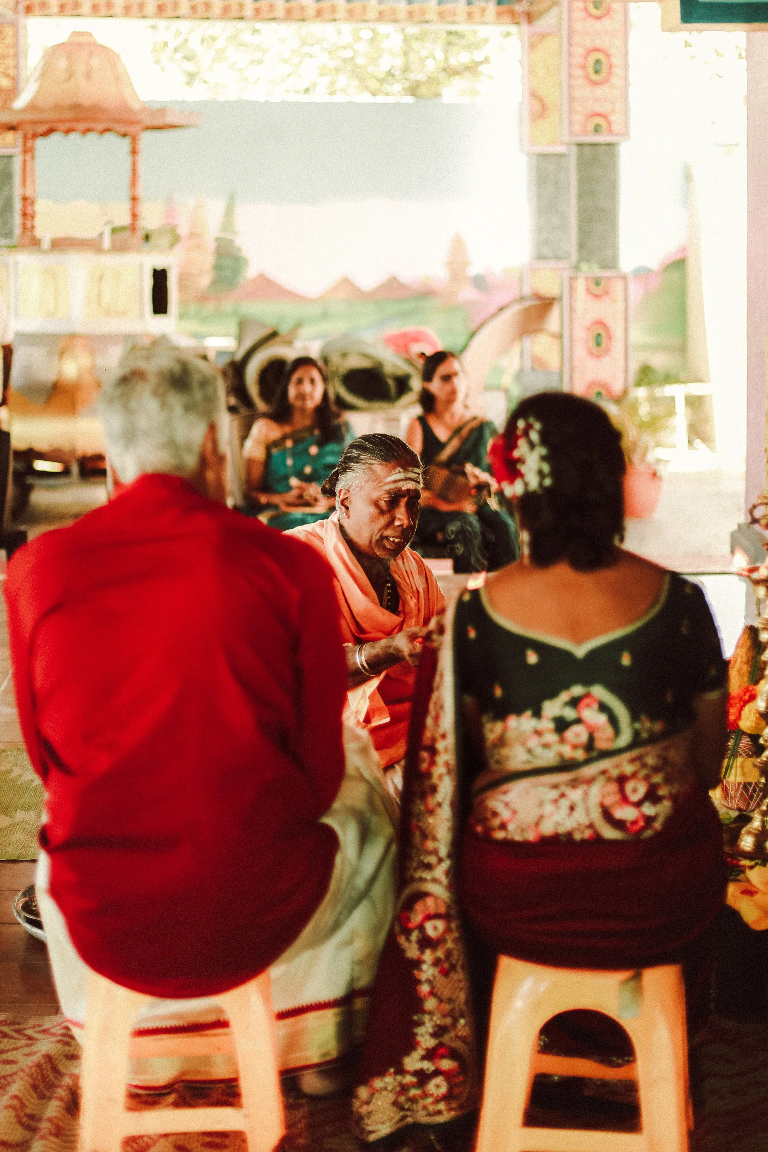 Plongez dans un mariage tamoul à l’île Maurice au temple Sri Mariamman Thirukovil Berthaud à Quatre-Bornes : une cérémonie authentique, colorée et riche en émotions, idéale pour un destination wedding unique.