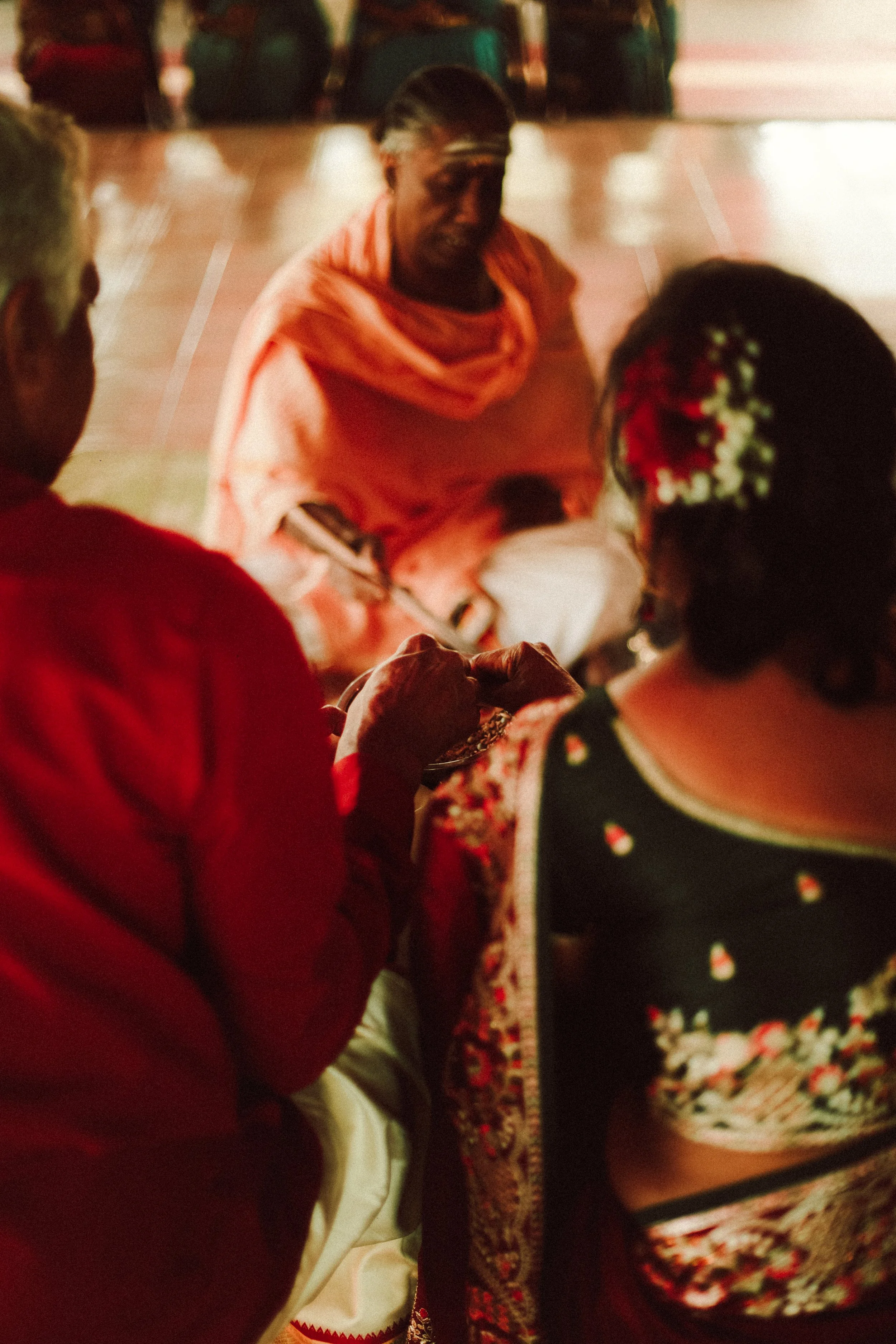 Plongez dans un mariage tamoul à l’île Maurice au temple Sri Mariamman Thirukovil Berthaud à Quatre-Bornes : une cérémonie authentique, colorée et riche en émotions, idéale pour un destination wedding unique.