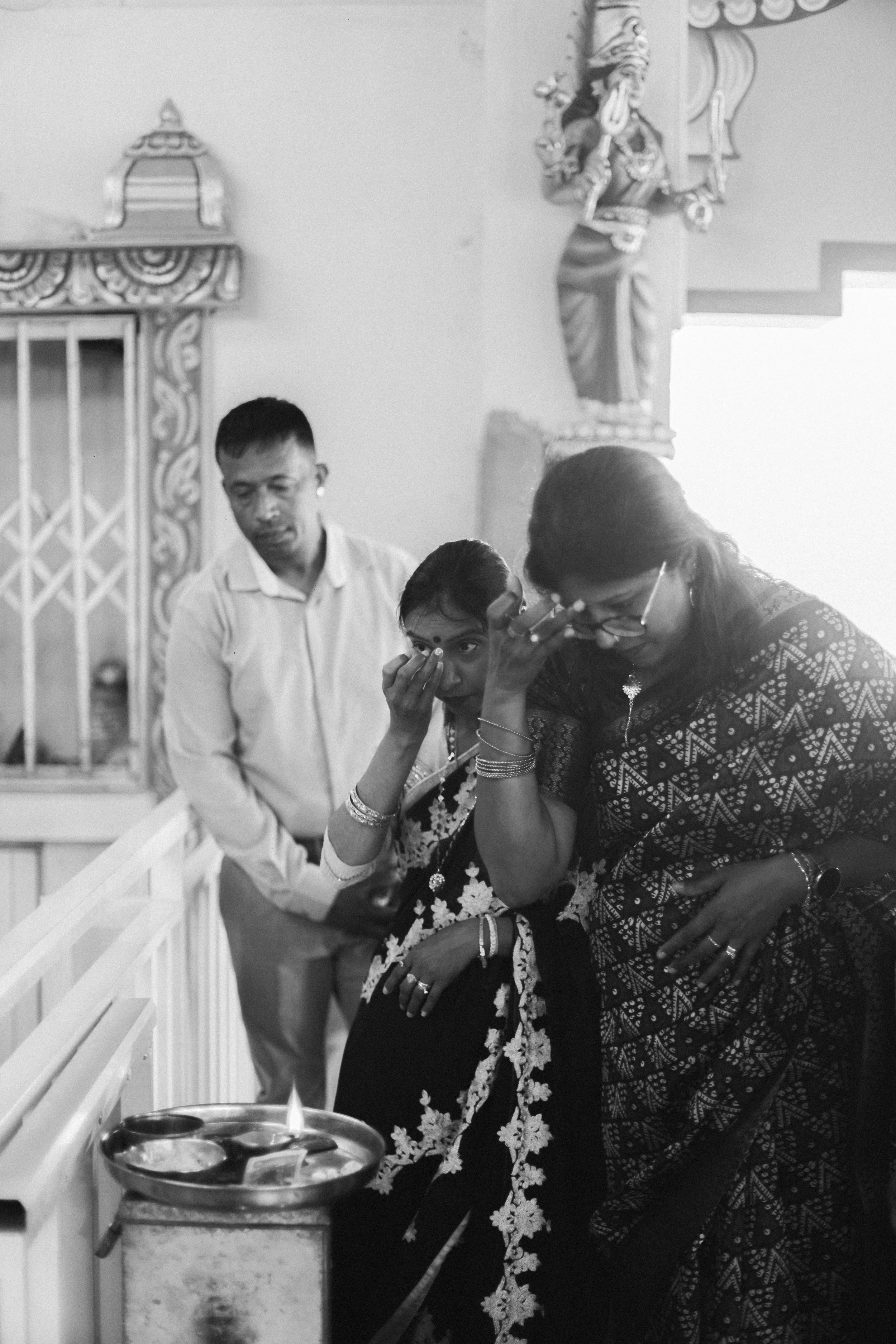 Plongez dans un mariage tamoul à l’île Maurice au temple Sri Mariamman Thirukovil Berthaud à Quatre-Bornes : une cérémonie authentique, colorée et riche en émotions, idéale pour un destination wedding unique.