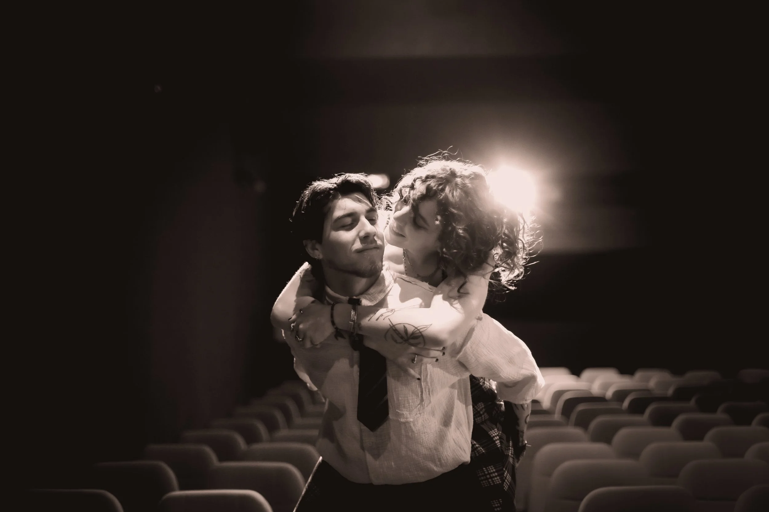 Séance photo Saint-Valentin à Cherbourg dans un cinéma : offrez-vous un moment romantique et original à deux, et repartez avec des souvenirs authentiques capturés par votre photographe professionnelle à Cherbourg.