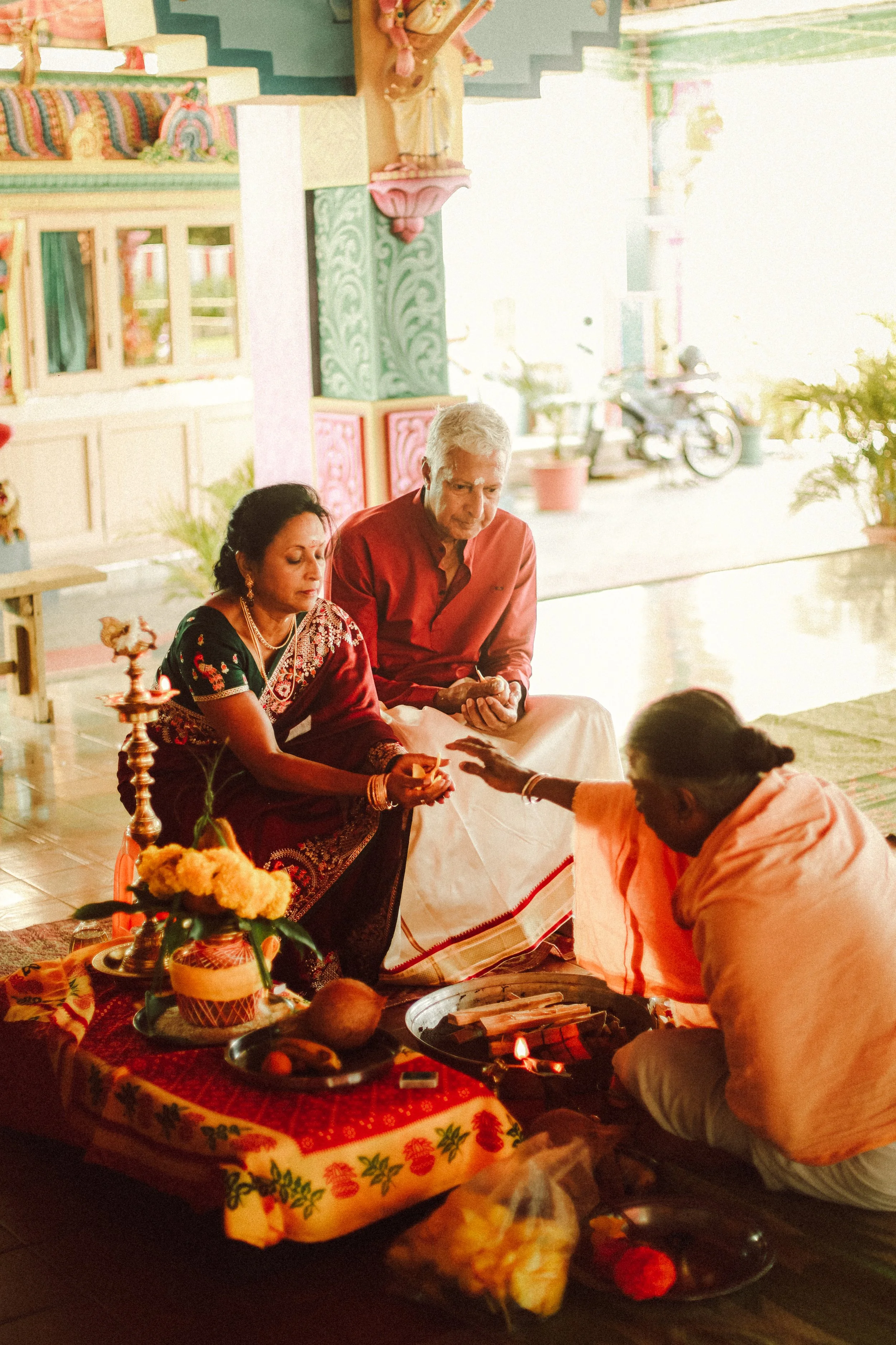Plongez dans un mariage tamoul à l’île Maurice au temple Sri Mariamman Thirukovil Berthaud à Quatre-Bornes : une cérémonie authentique, colorée et riche en émotions, idéale pour un destination wedding unique.