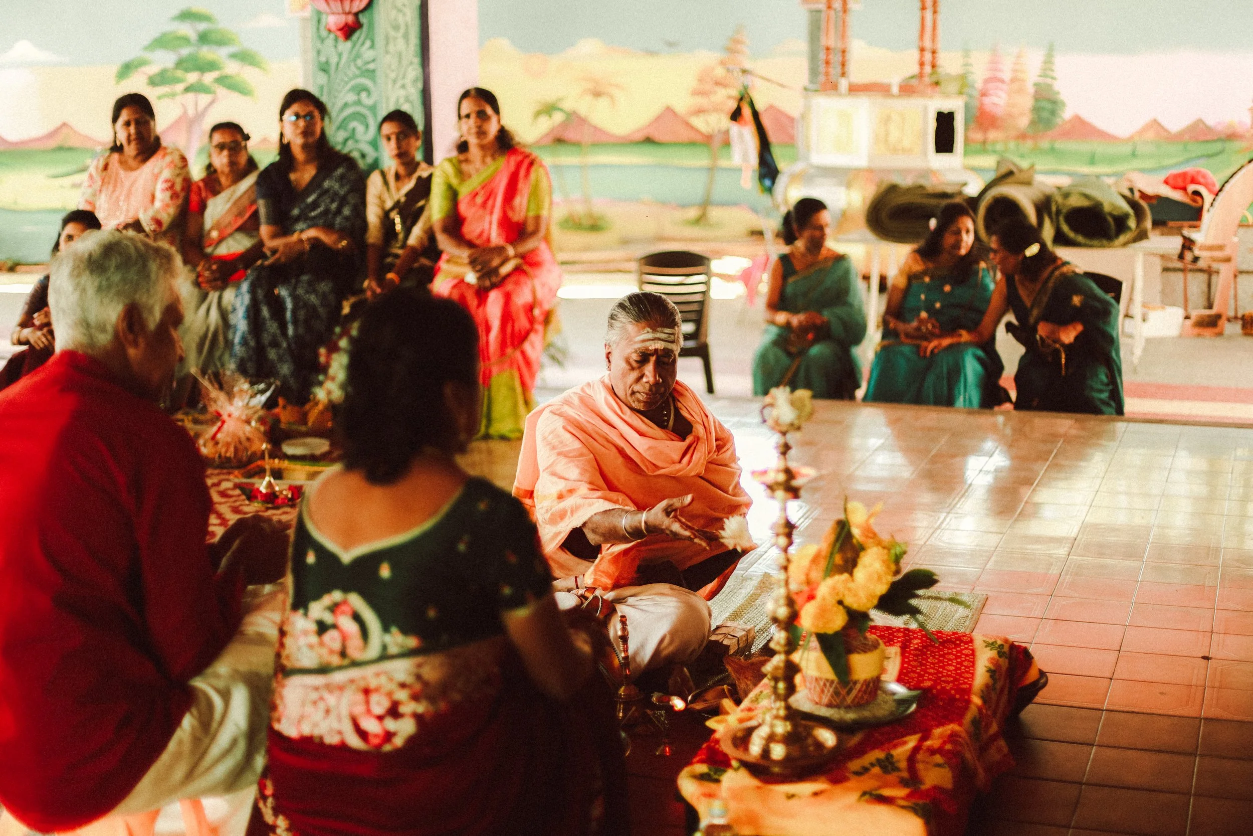 Plongez dans un mariage tamoul à l’île Maurice au temple Sri Mariamman Thirukovil Berthaud à Quatre-Bornes : une cérémonie authentique, colorée et riche en émotions, idéale pour un destination wedding unique.