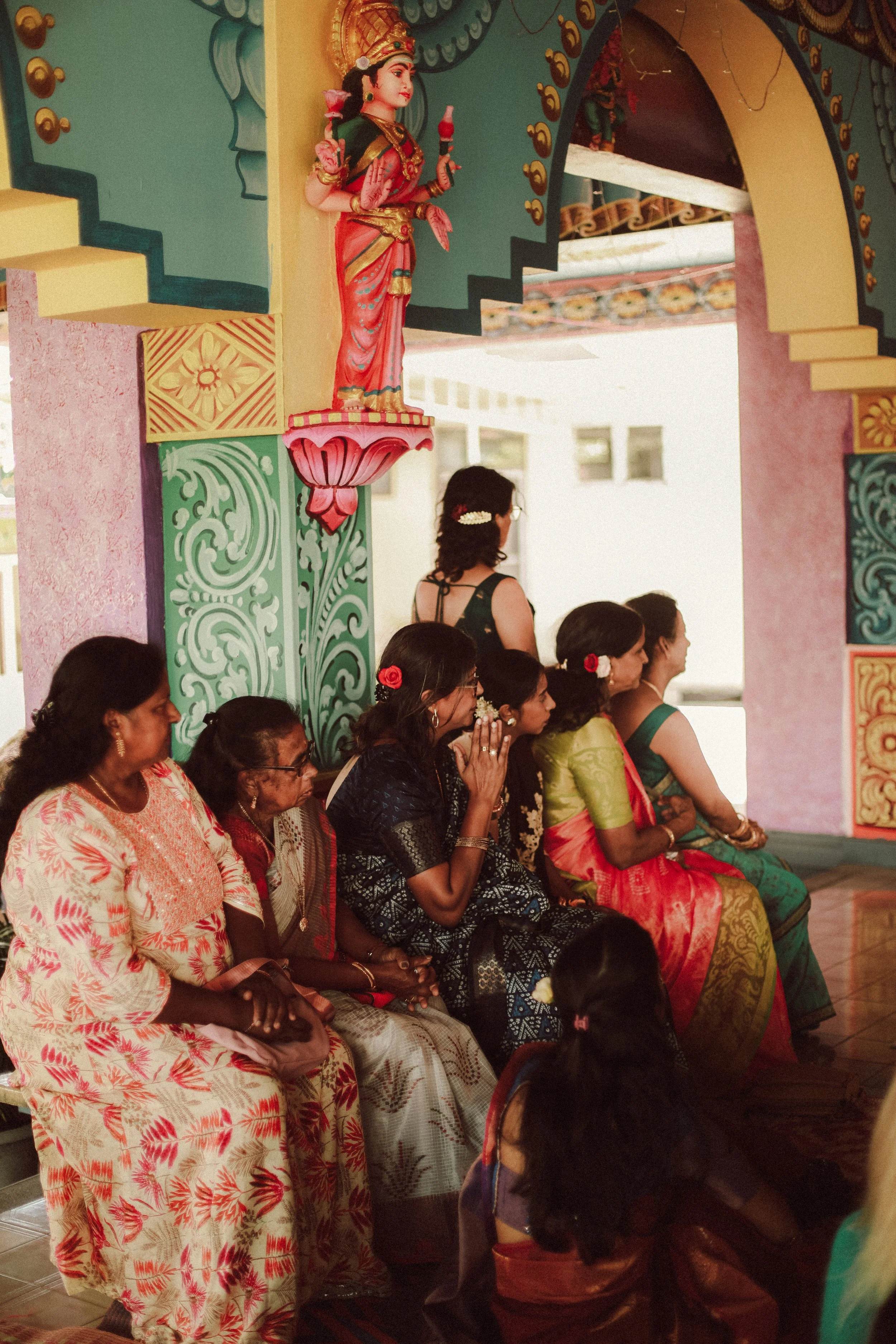 Plongez dans un mariage tamoul à l’île Maurice au temple Sri Mariamman Thirukovil Berthaud à Quatre-Bornes : une cérémonie authentique, colorée et riche en émotions, idéale pour un destination wedding unique.