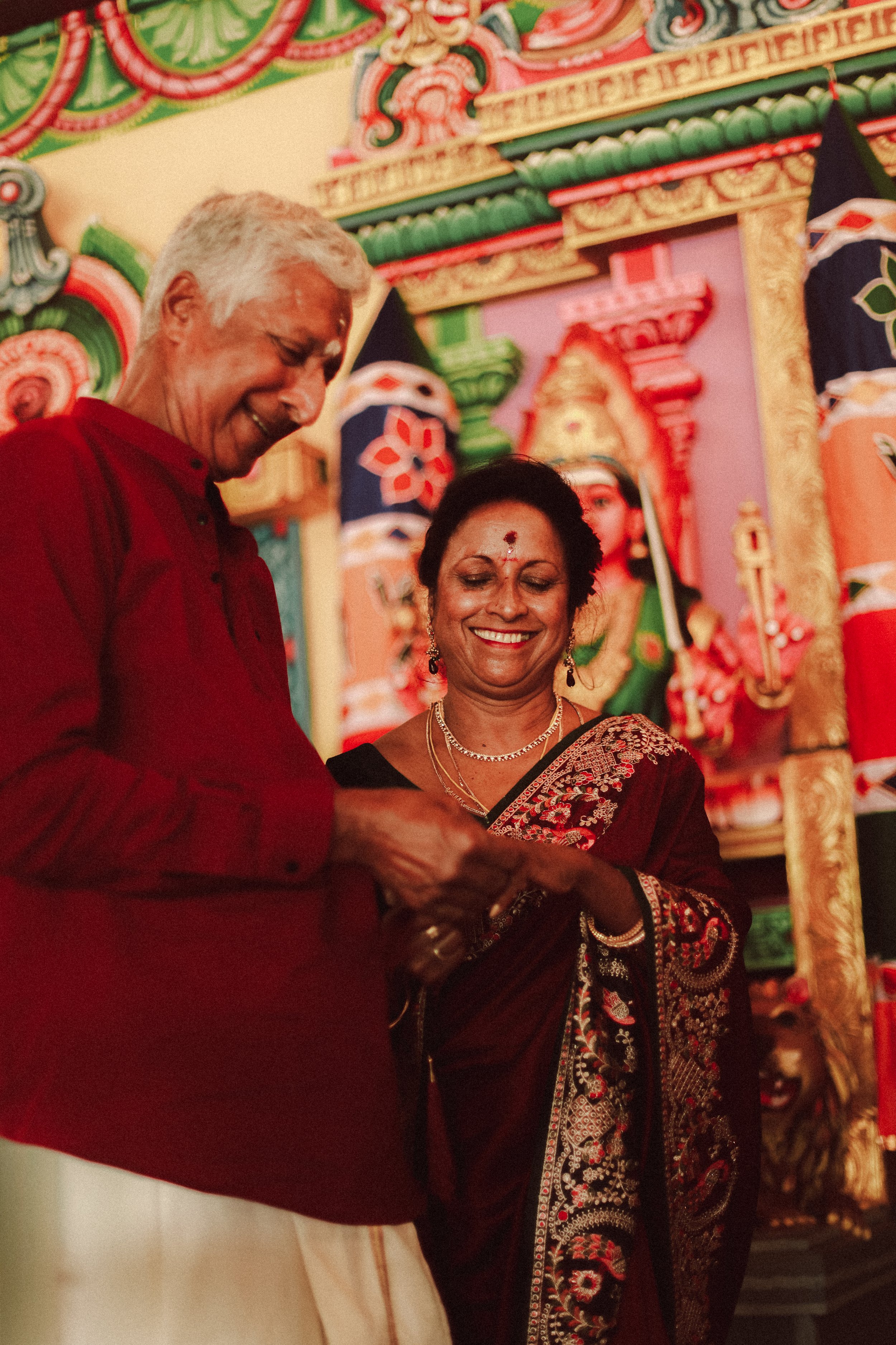 Plongez dans un mariage tamoul à l’île Maurice au temple Sri Mariamman Thirukovil Berthaud à Quatre-Bornes : une cérémonie authentique, colorée et riche en émotions, idéale pour un destination wedding unique.