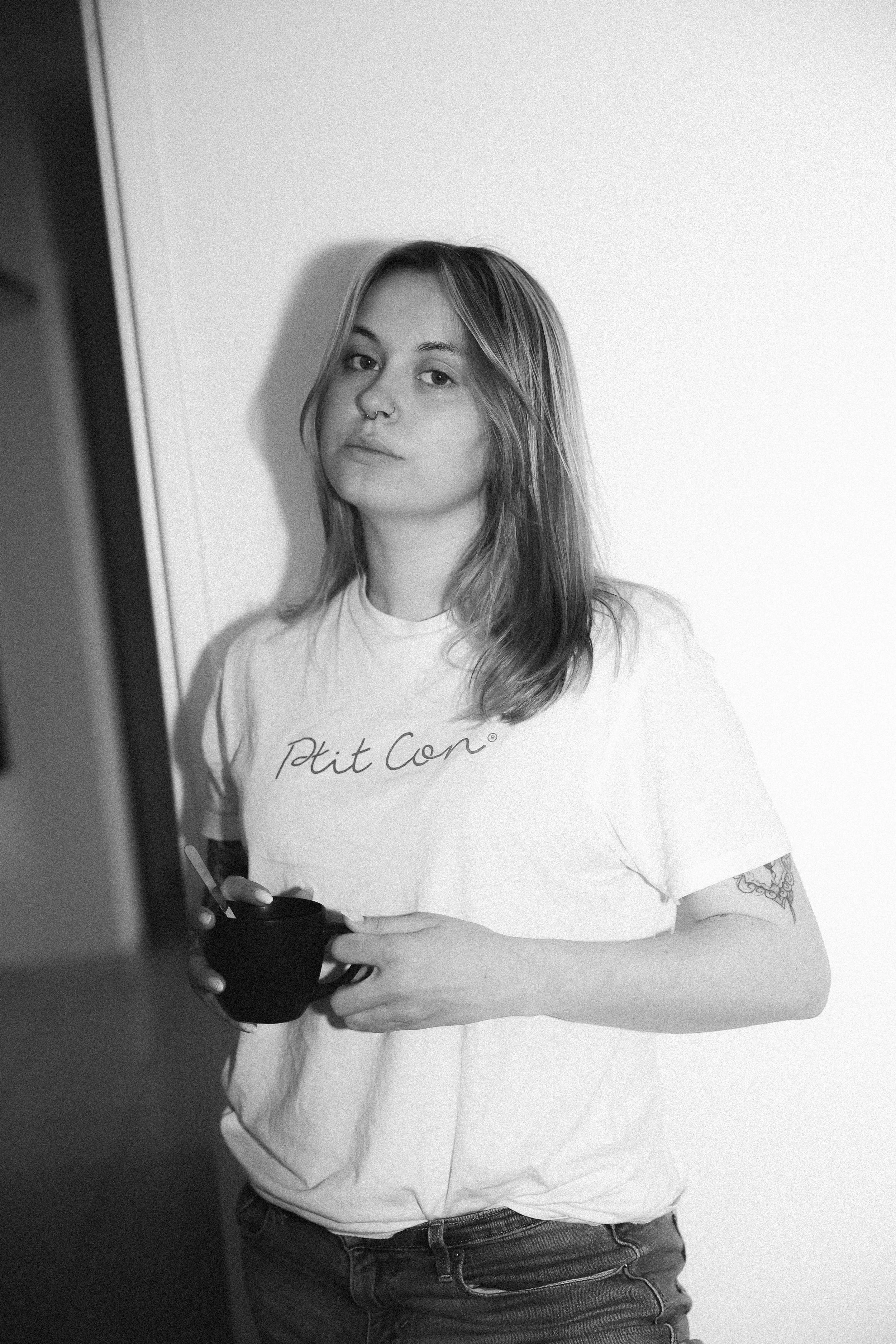 portrait d'une femme en noir et blanc tenant une tasse de café, photographie vintage, au flash, à domicile, en Normandie