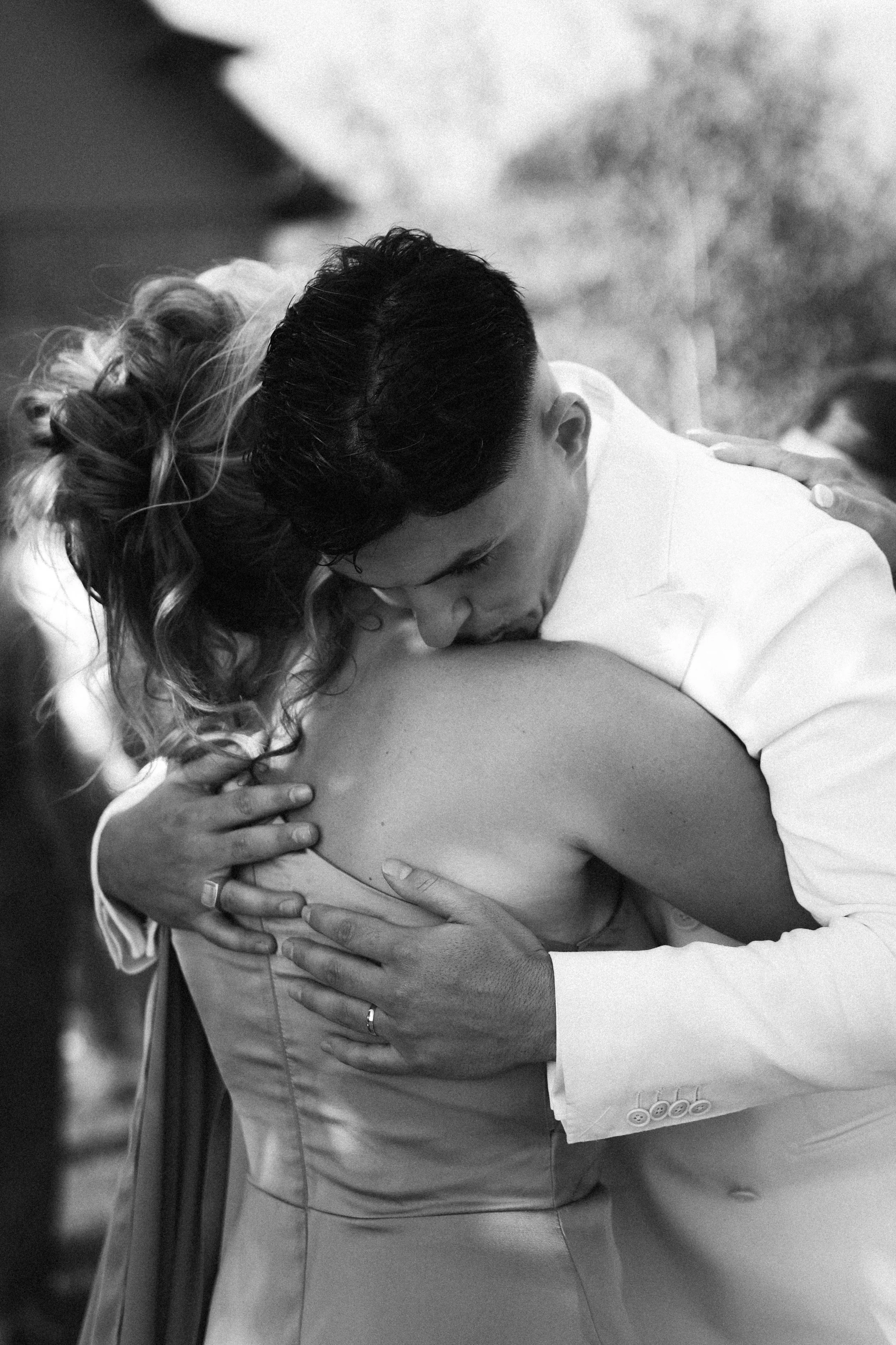 Un couple danse lors d'une cérémonie, ils s'enlacent en toute tendresse.