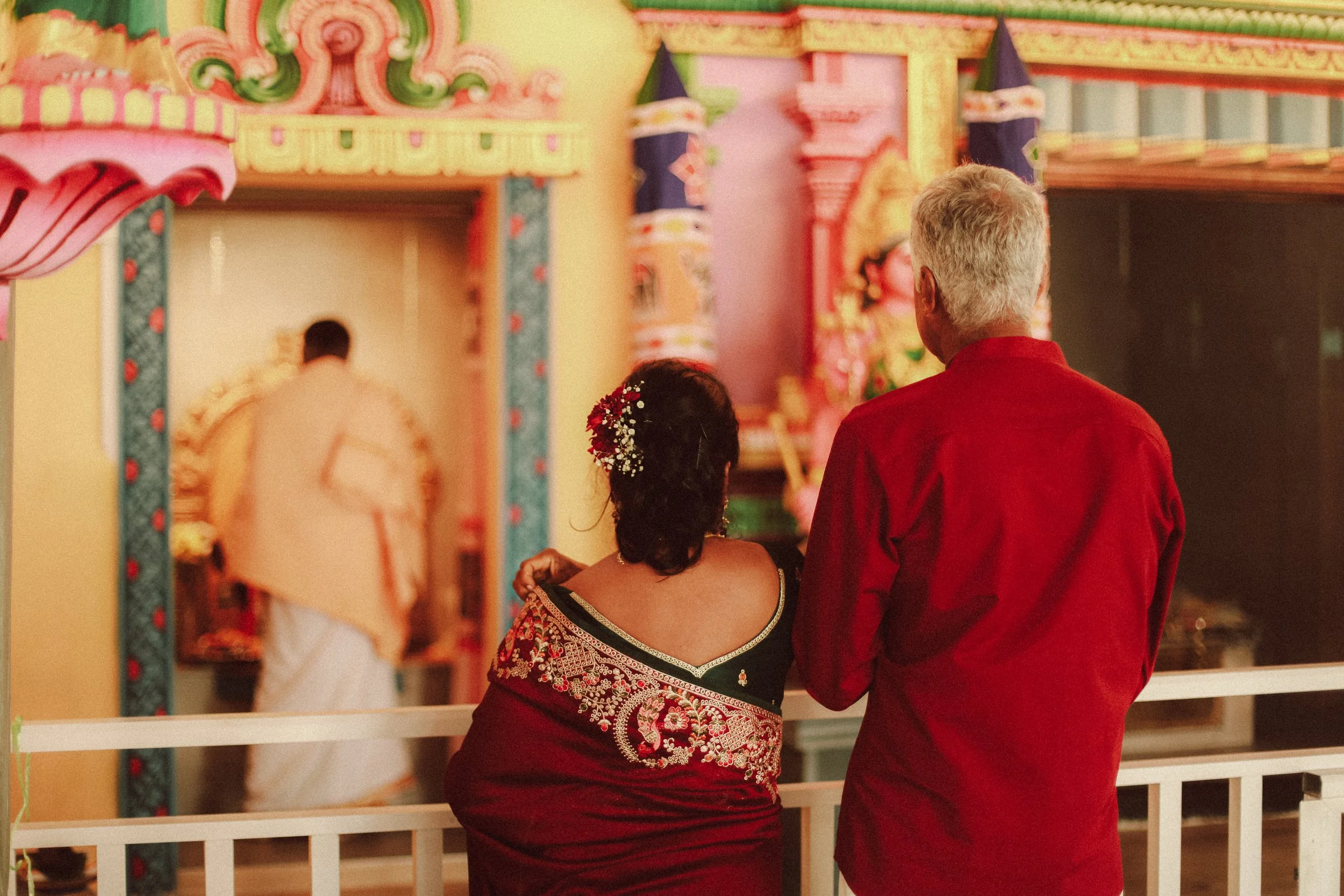 Plongez dans un mariage tamoul à l’île Maurice au temple Sri Mariamman Thirukovil Berthaud à Quatre-Bornes : une cérémonie authentique, colorée et riche en émotions, idéale pour un destination wedding unique.