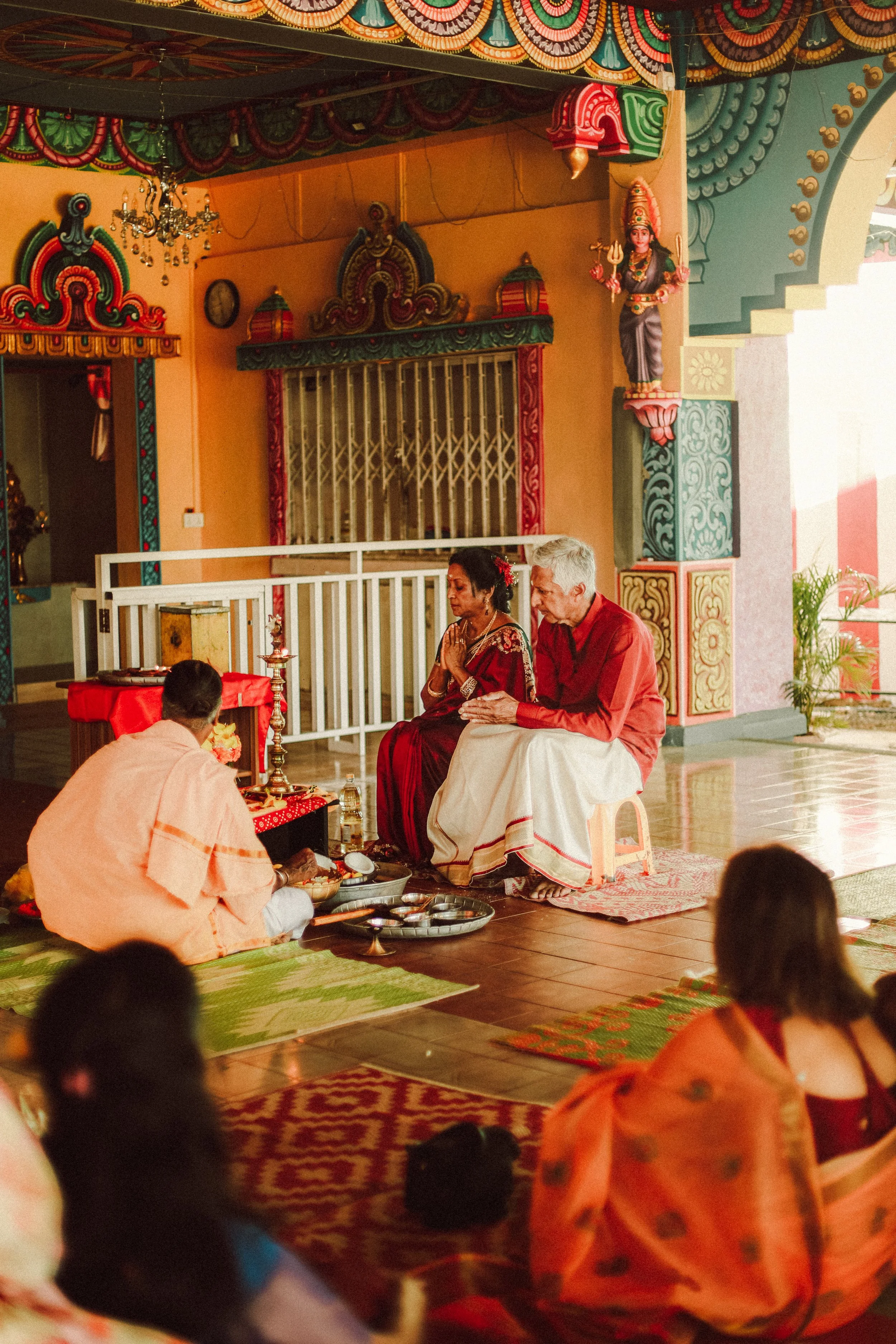 Plongez dans un mariage tamoul à l’île Maurice au temple Sri Mariamman Thirukovil Berthaud à Quatre-Bornes : une cérémonie authentique, colorée et riche en émotions, idéale pour un destination wedding unique.