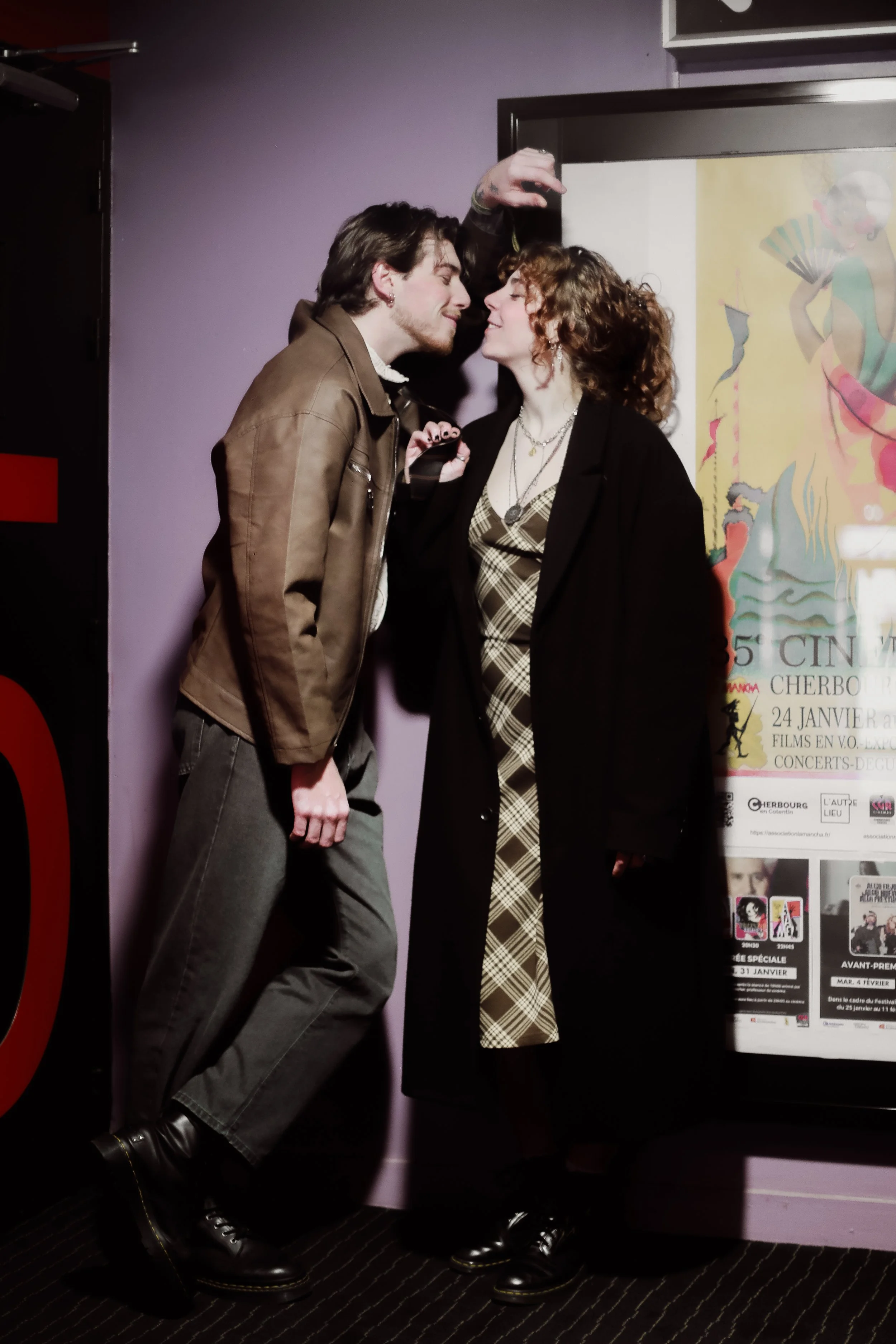 Séance photo Saint-Valentin à Cherbourg dans un cinéma : offrez-vous un moment romantique et original à deux, et repartez avec des souvenirs authentiques capturés par votre photographe professionnelle à Cherbourg.