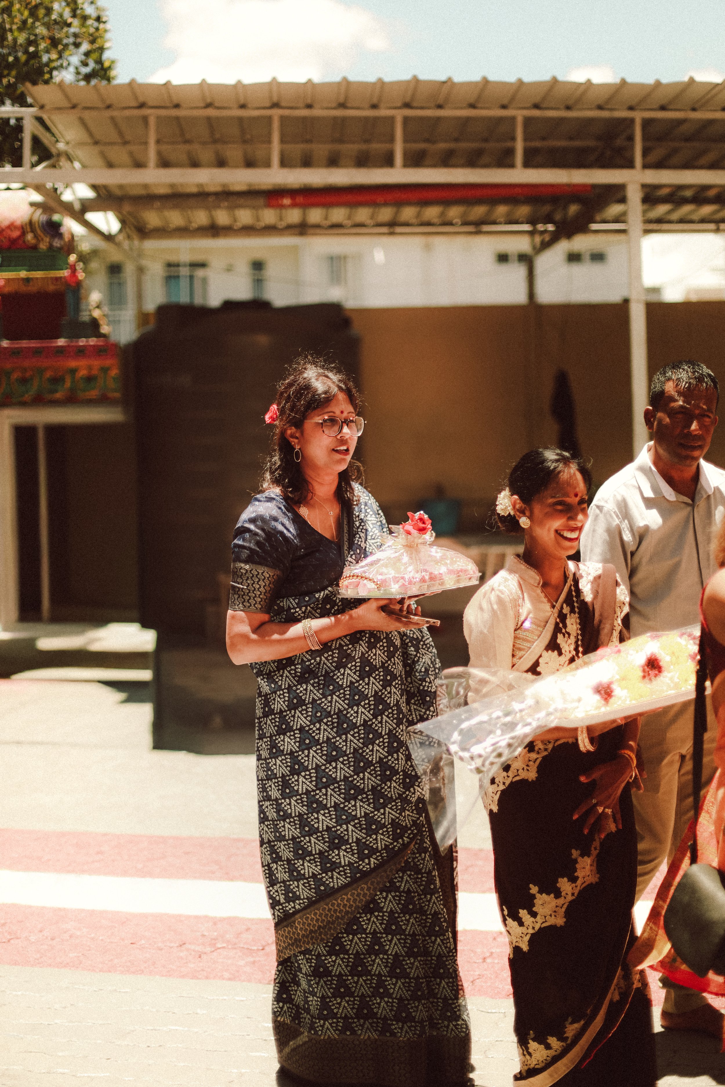 Plongez dans un mariage tamoul à l’île Maurice au temple Sri Mariamman Thirukovil Berthaud à Quatre-Bornes : une cérémonie authentique, colorée et riche en émotions, idéale pour un destination wedding unique.