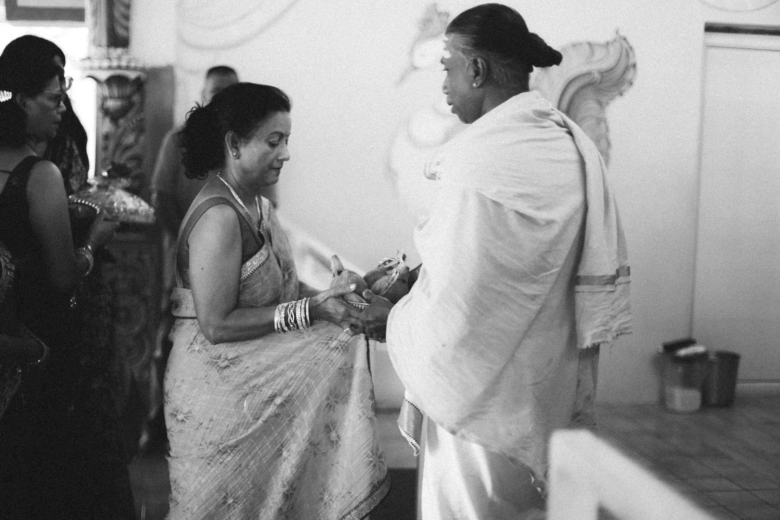 Plongez dans un mariage tamoul à l’île Maurice au temple Sri Mariamman Thirukovil Berthaud à Quatre-Bornes : une cérémonie authentique, colorée et riche en émotions, idéale pour un destination wedding unique.