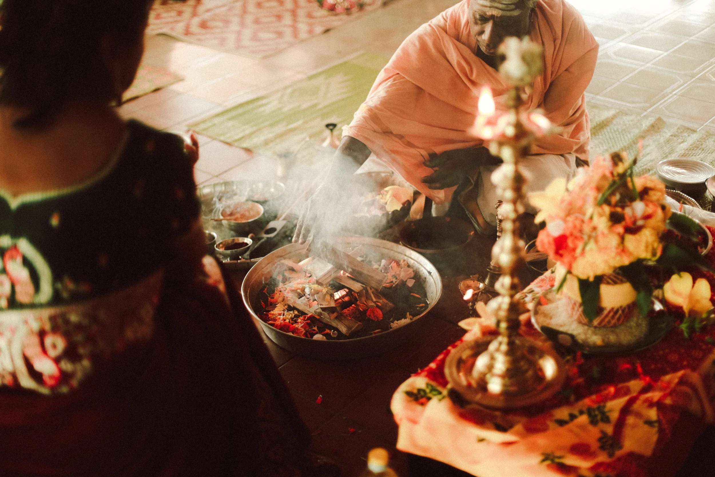 Plongez dans un mariage tamoul à l’île Maurice au temple Sri Mariamman Thirukovil Berthaud à Quatre-Bornes : une cérémonie authentique, colorée et riche en émotions, idéale pour un destination wedding unique.