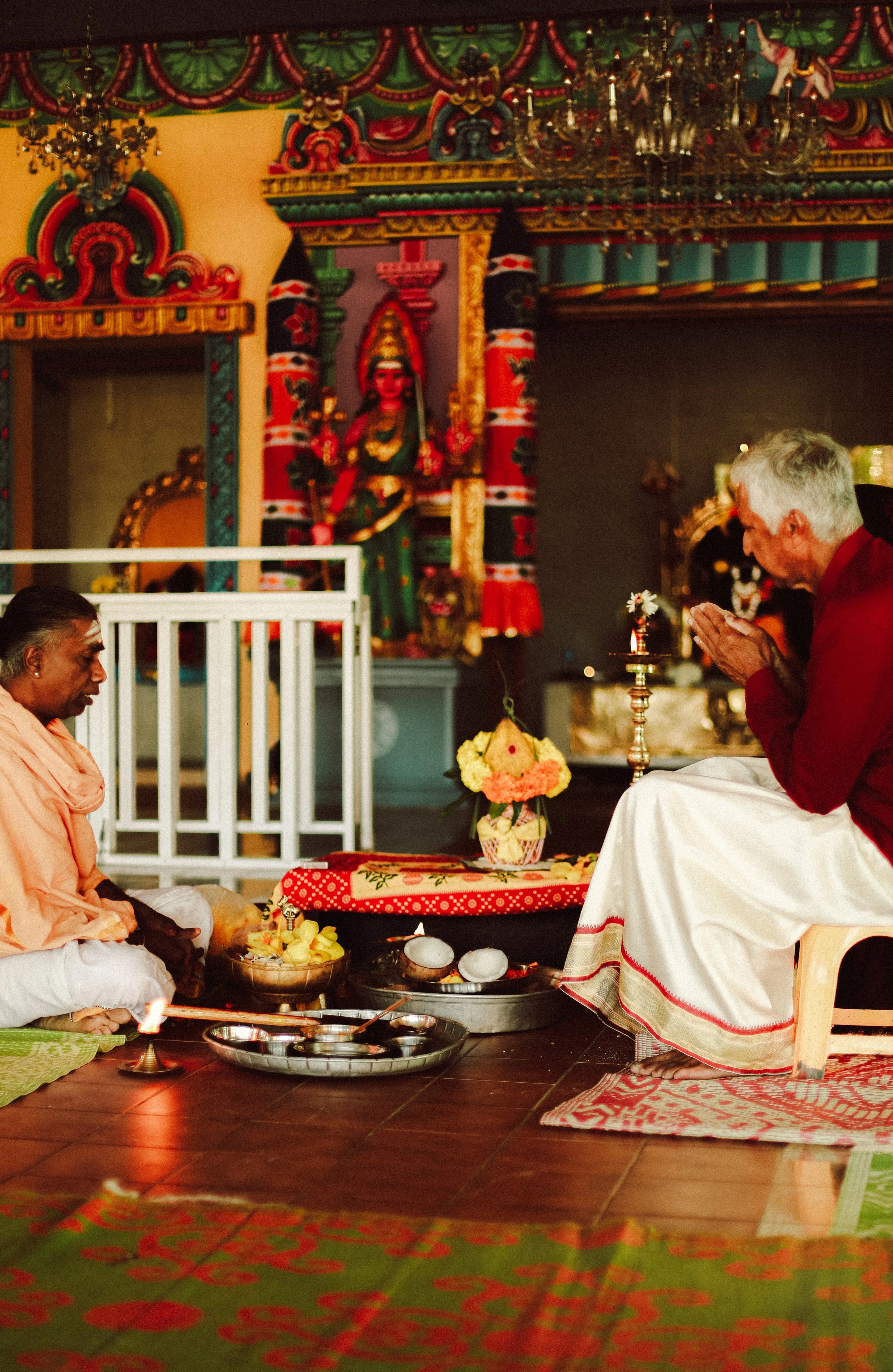 Plongez dans un mariage tamoul à l’île Maurice au temple Sri Mariamman Thirukovil Berthaud à Quatre-Bornes : une cérémonie authentique, colorée et riche en émotions, idéale pour un destination wedding unique.
