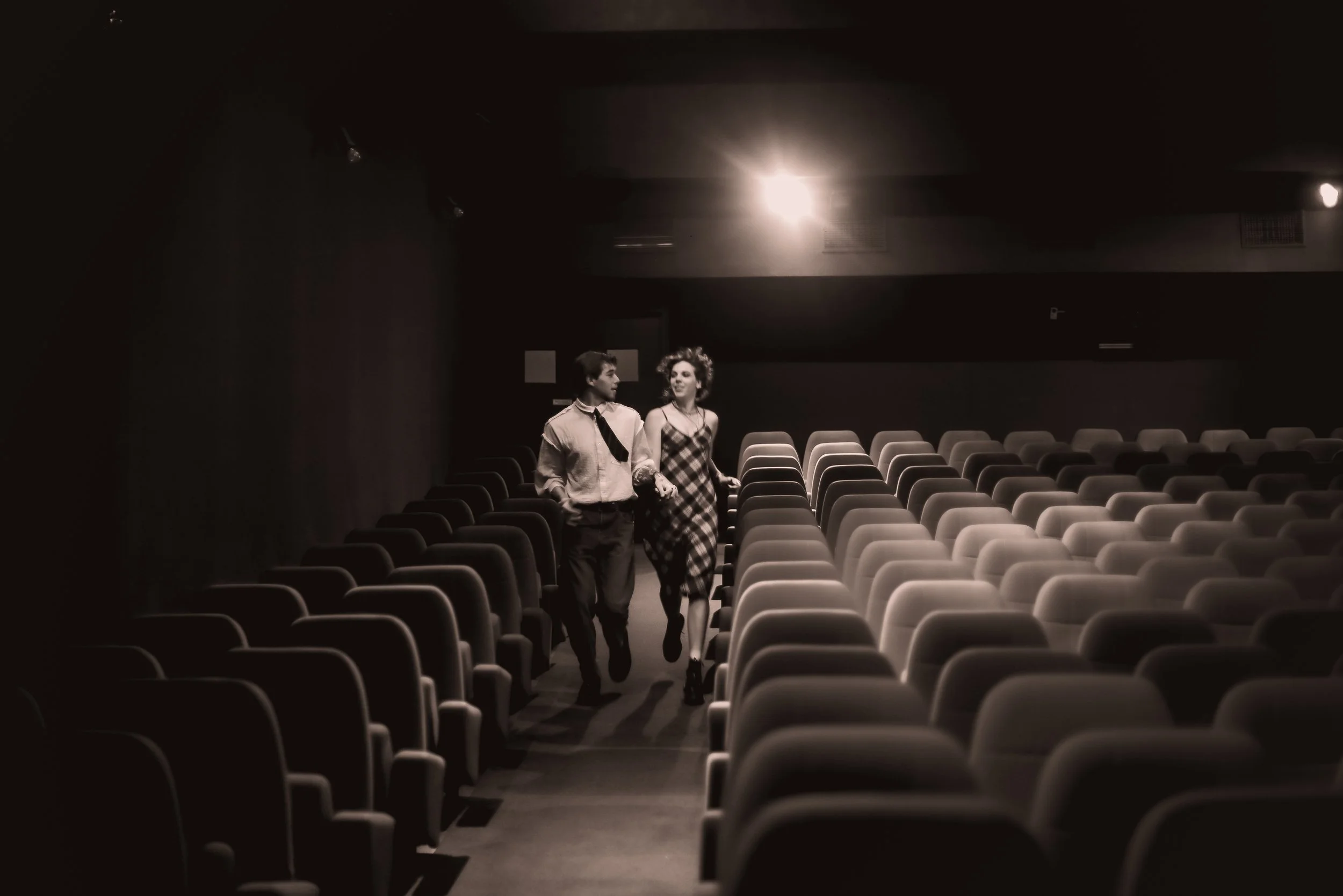 Séance photo Saint-Valentin à Cherbourg dans un cinéma : offrez-vous un moment romantique et original à deux, et repartez avec des souvenirs authentiques capturés par votre photographe professionnelle à Cherbourg.