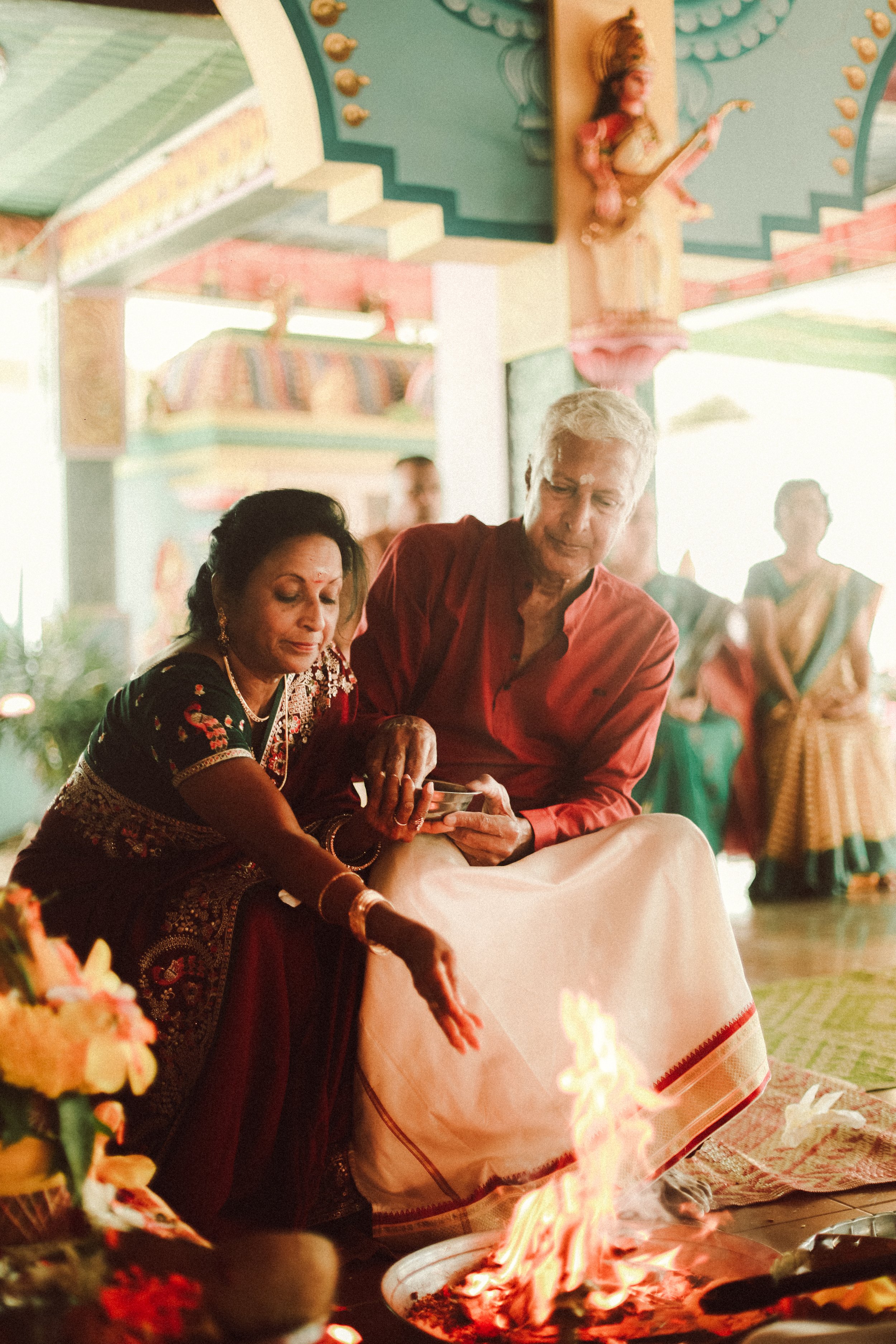 Plongez dans un mariage tamoul à l’île Maurice au temple Sri Mariamman Thirukovil Berthaud à Quatre-Bornes : une cérémonie authentique, colorée et riche en émotions, idéale pour un destination wedding unique.