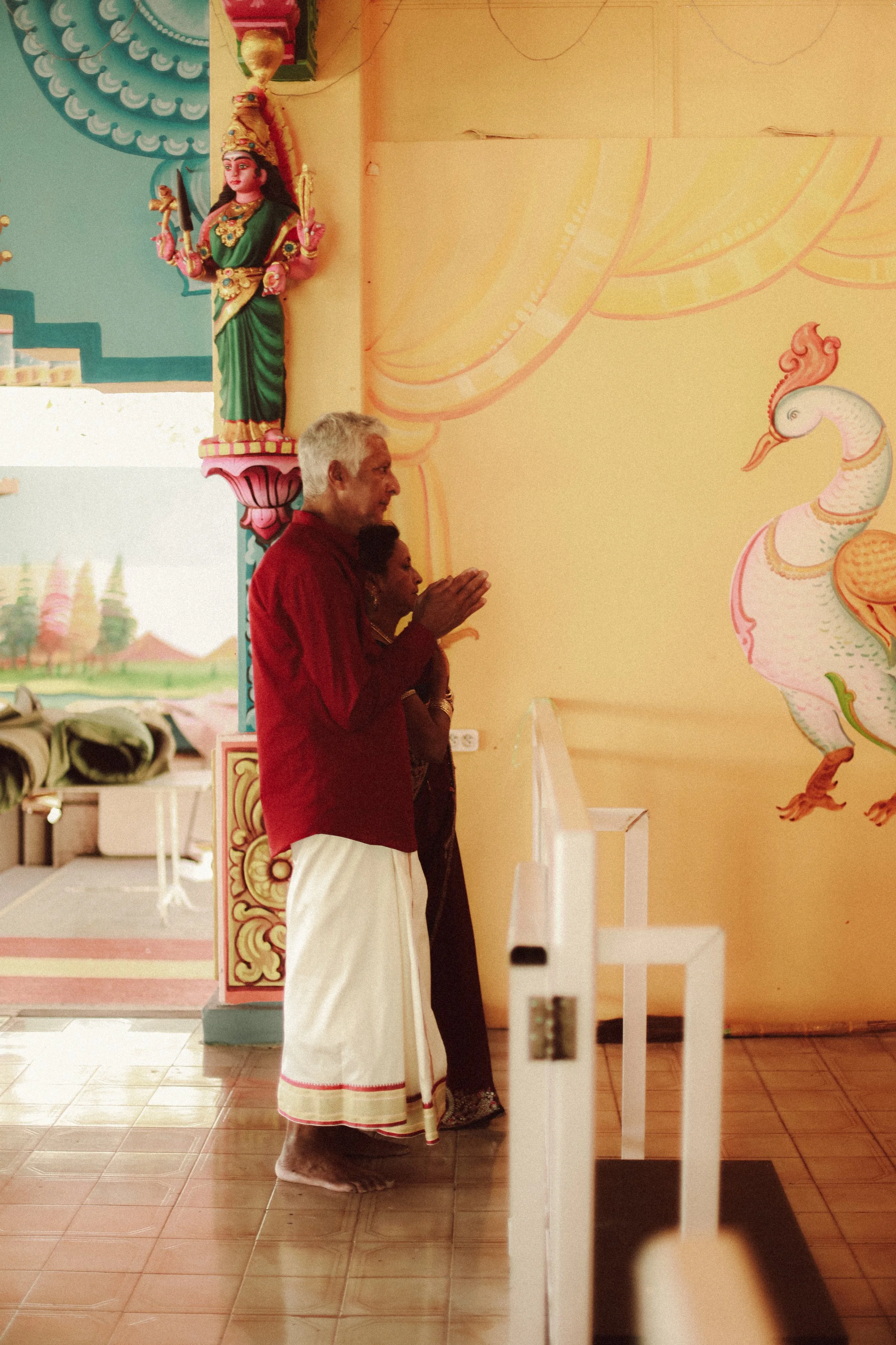 Plongez dans un mariage tamoul à l’île Maurice au temple Sri Mariamman Thirukovil Berthaud à Quatre-Bornes : une cérémonie authentique, colorée et riche en émotions, idéale pour un destination wedding unique.