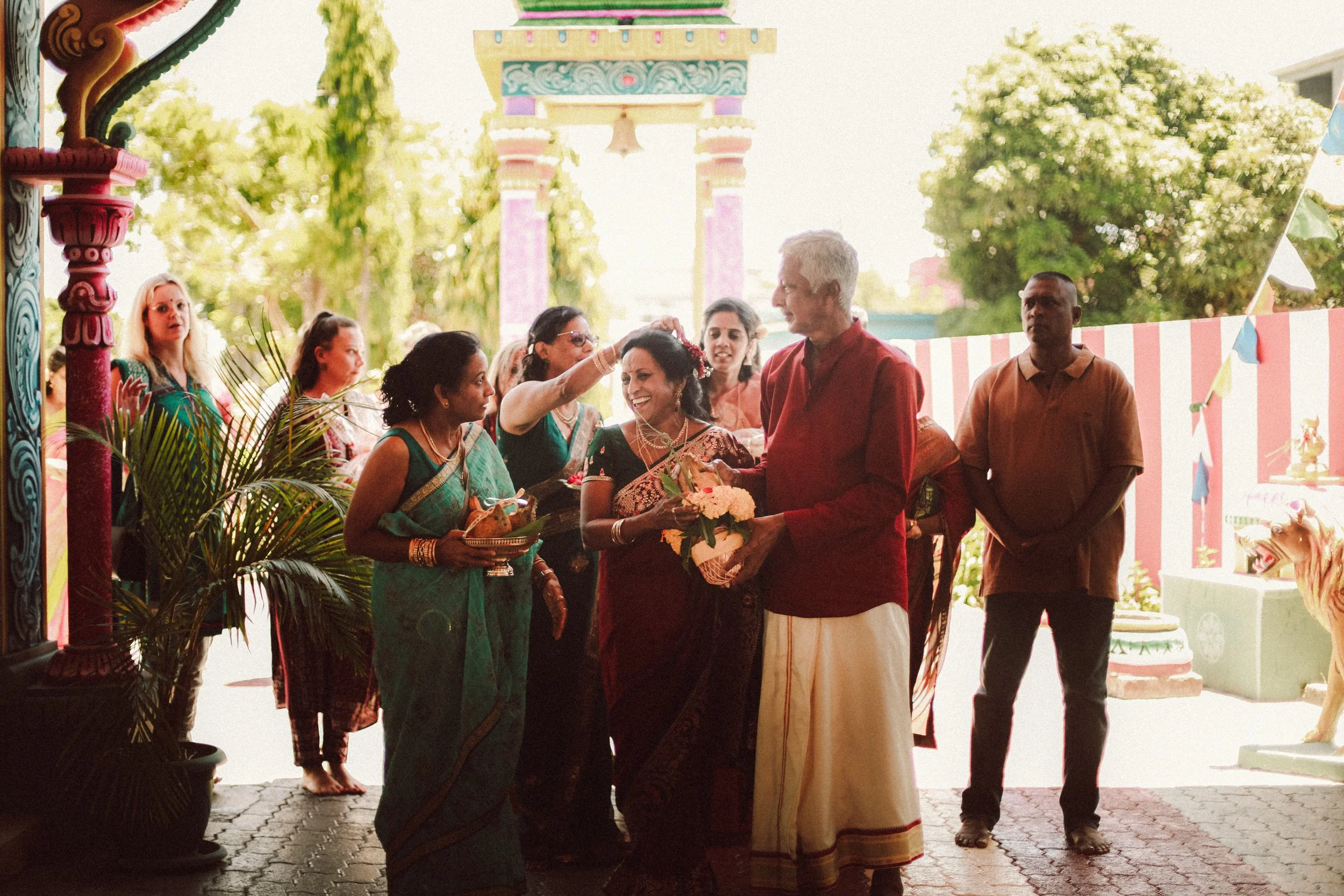 Plongez dans un mariage tamoul à l’île Maurice au temple Sri Mariamman Thirukovil Berthaud à Quatre-Bornes : une cérémonie authentique, colorée et riche en émotions, idéale pour un destination wedding unique.