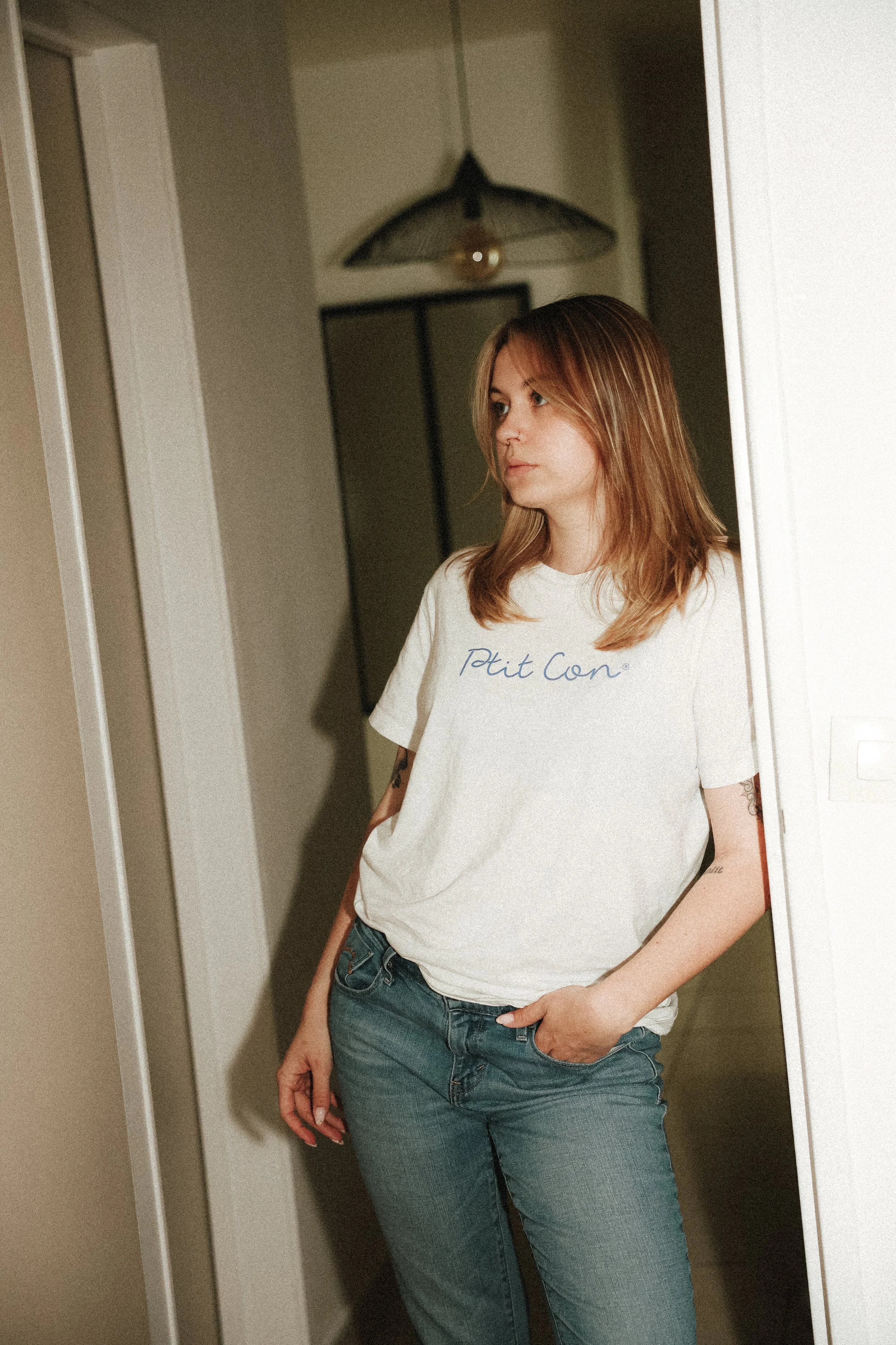 portrait d'une femme en couleur, photographie vintage, au flash, à domicile, en Normandie