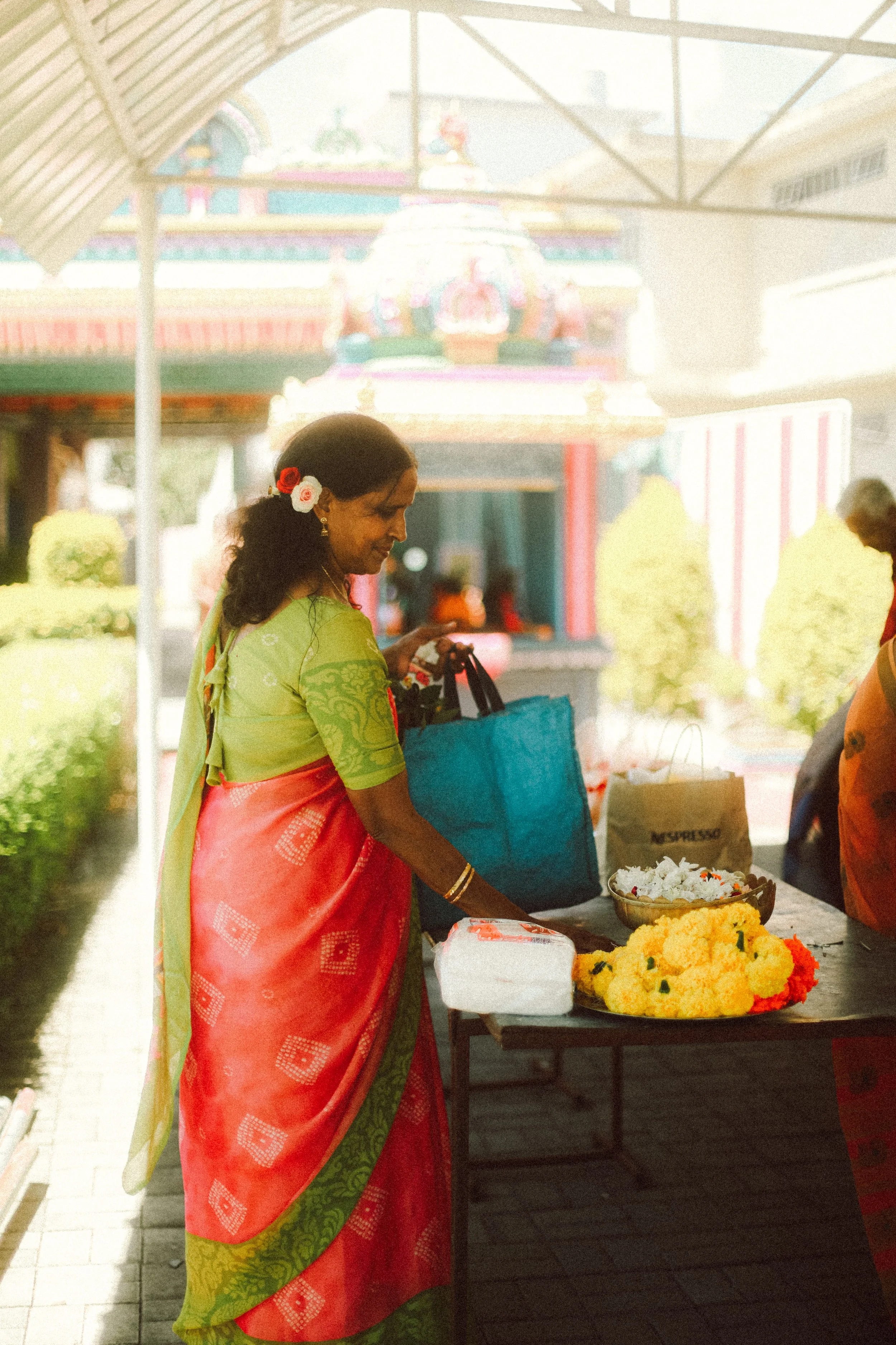 Plongez dans un mariage tamoul à l’île Maurice au temple Sri Mariamman Thirukovil Berthaud à Quatre-Bornes : une cérémonie authentique, colorée et riche en émotions, idéale pour un destination wedding unique.